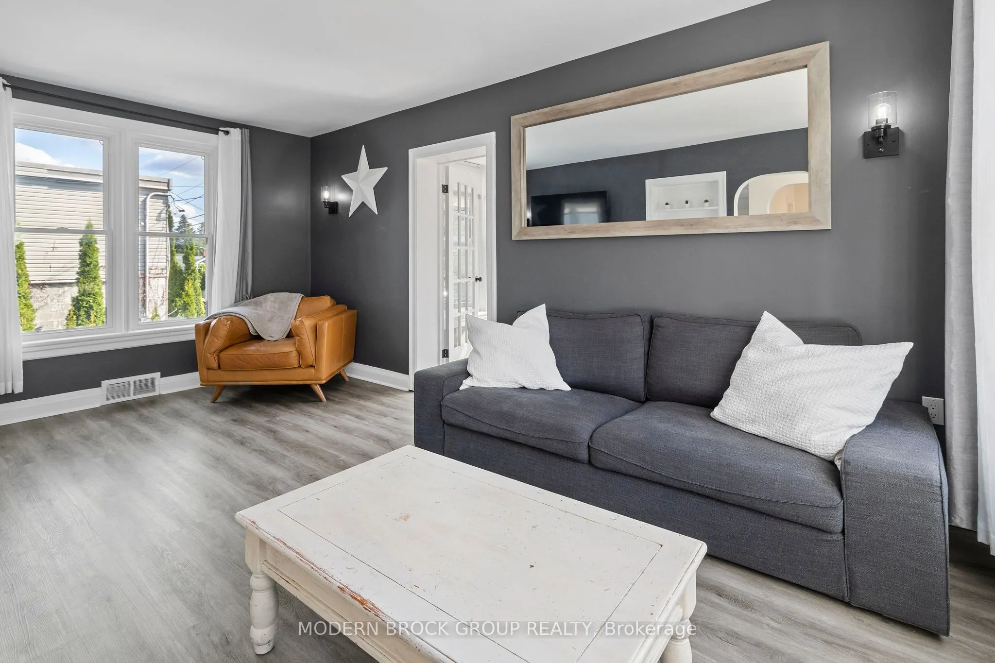 493 Dibble Street W