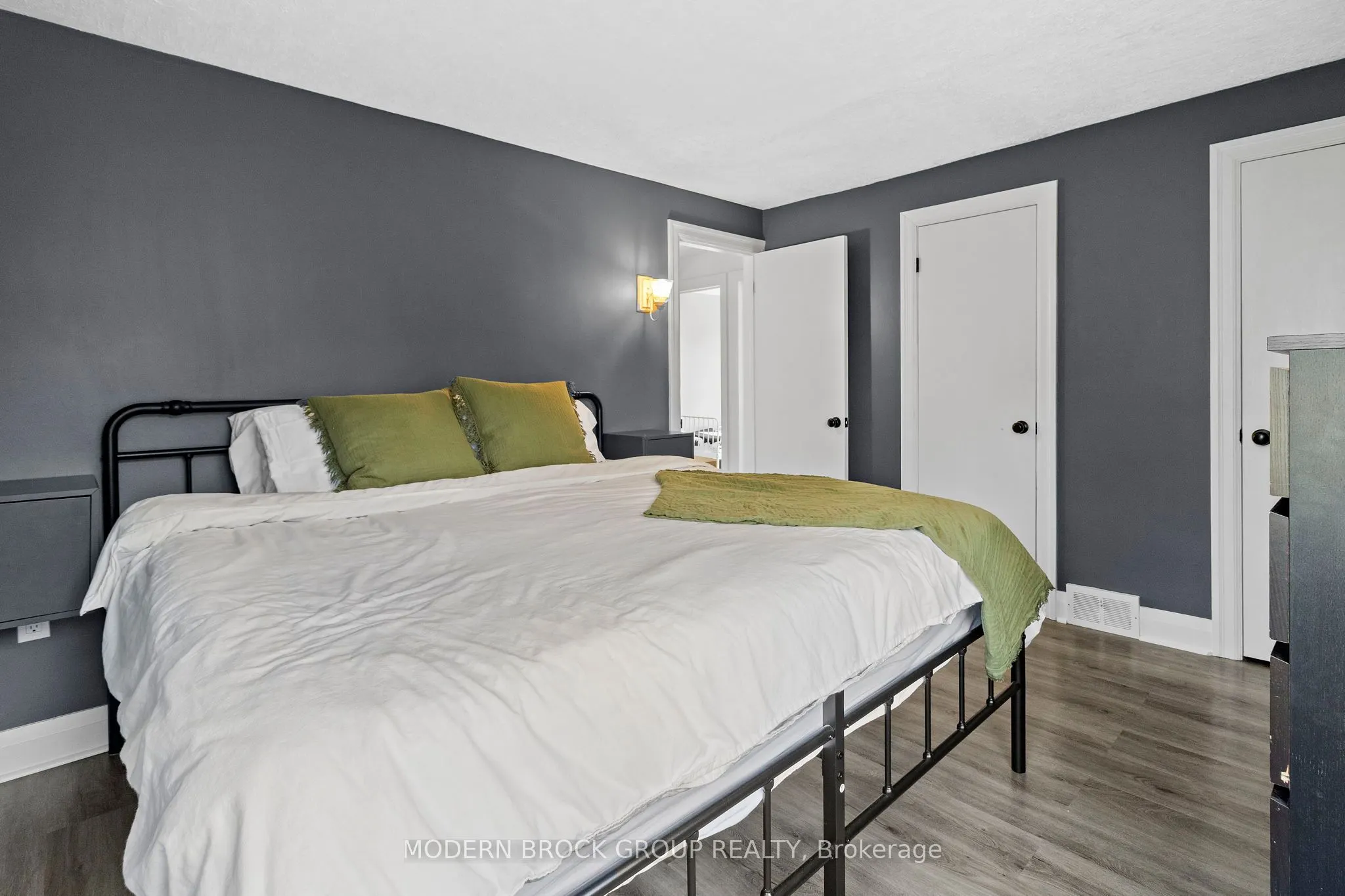 493 Dibble Street W