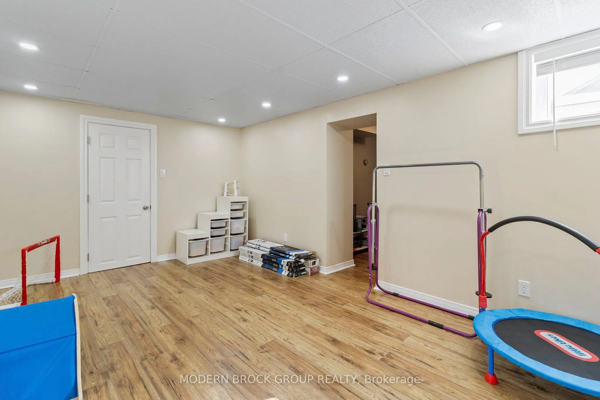 493 Dibble Street W