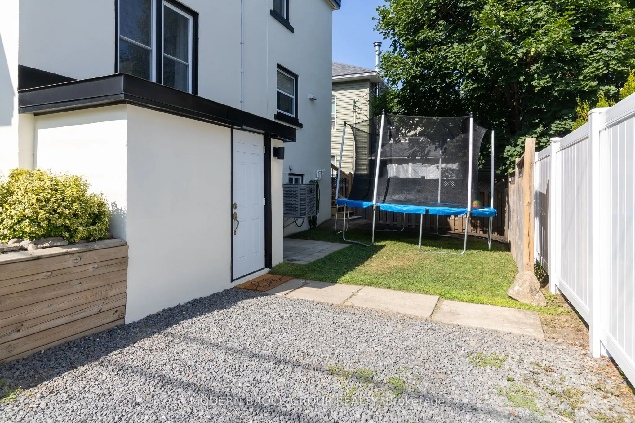493 Dibble Street W
