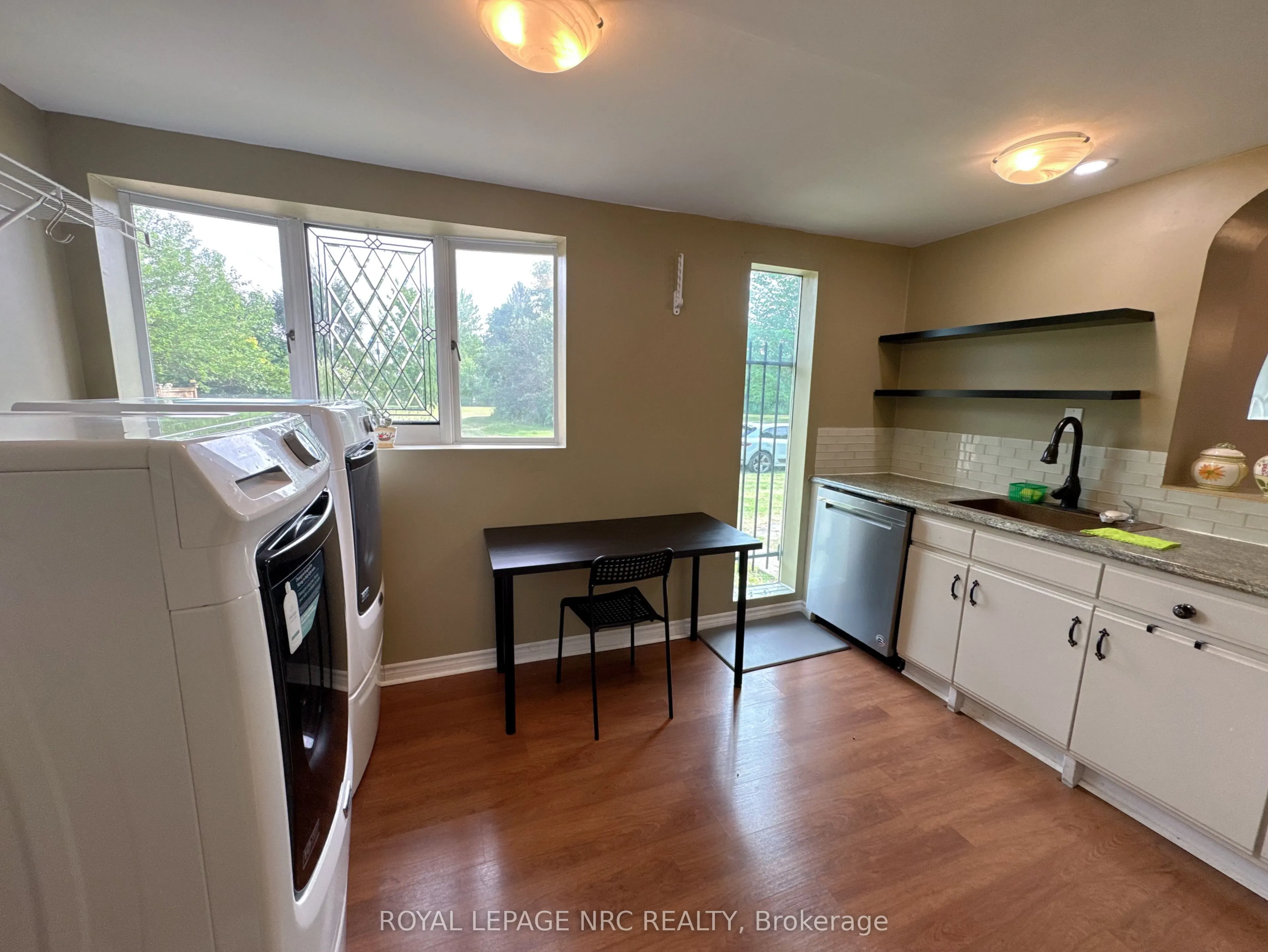 1233 Merrittville Highway