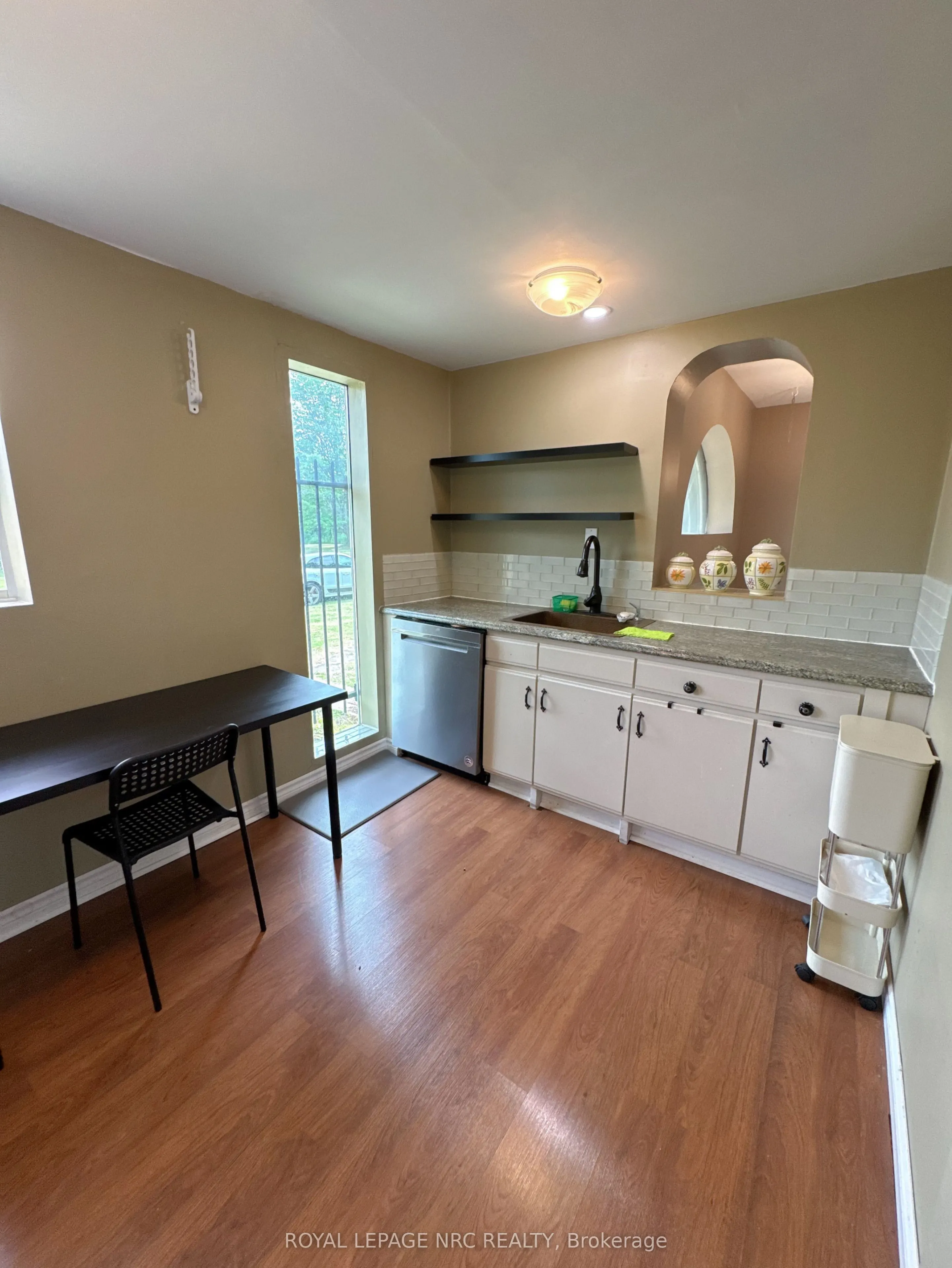 1233 Merrittville Highway