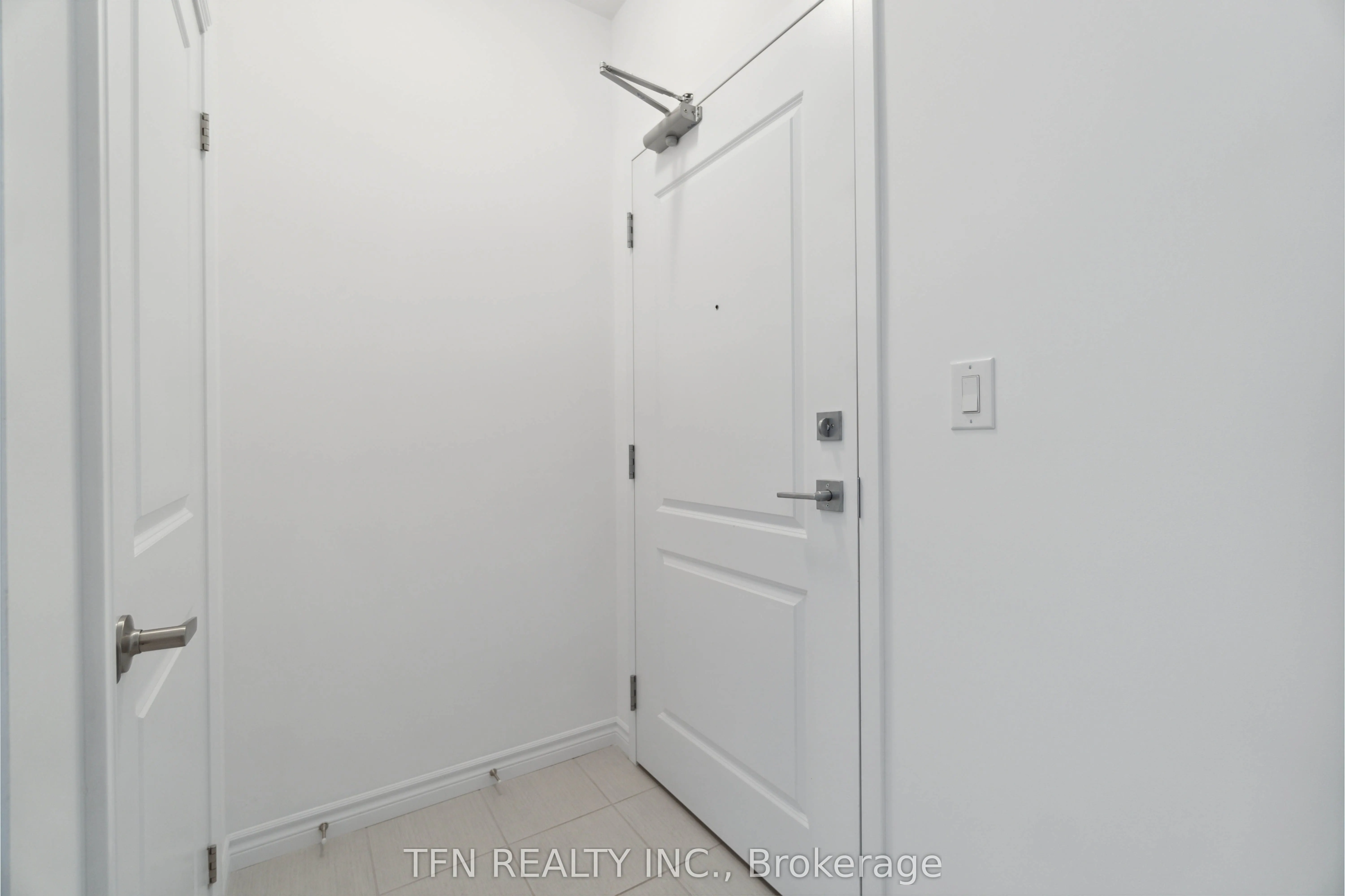 460 Dundas Street E, #121