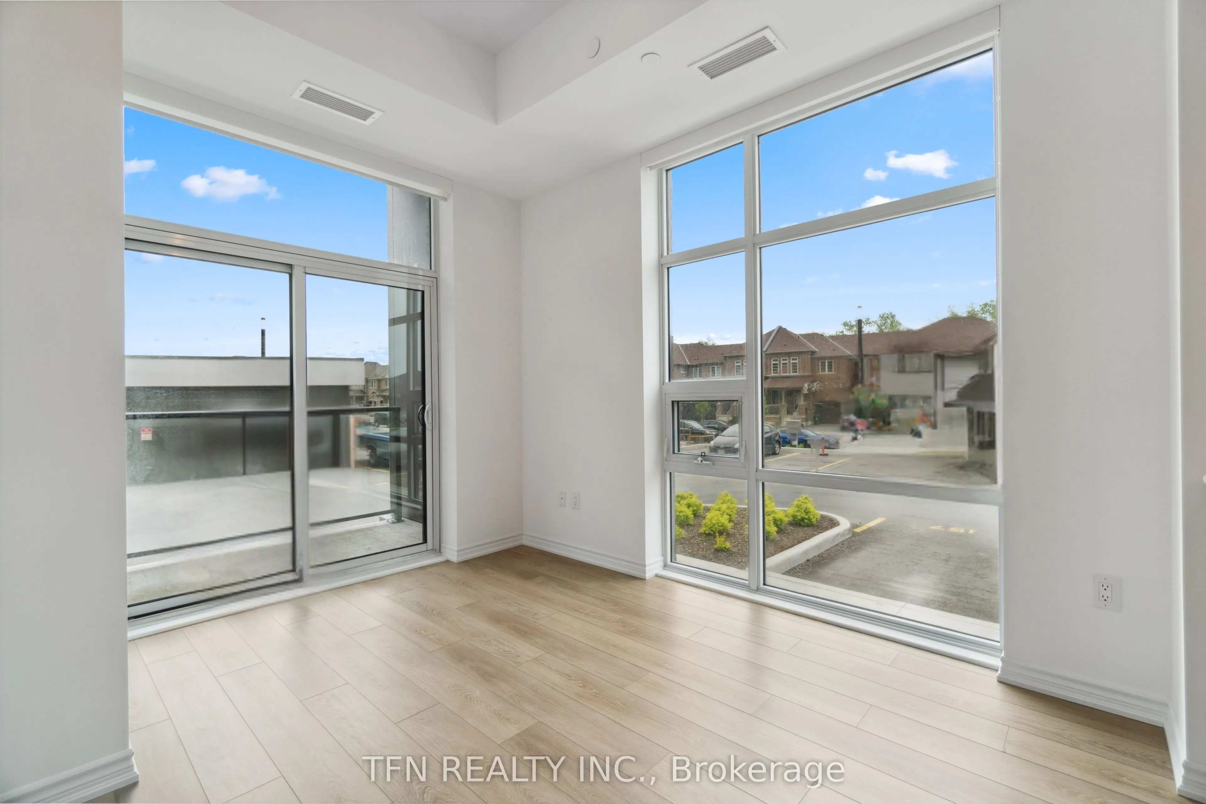 460 Dundas Street E, #121