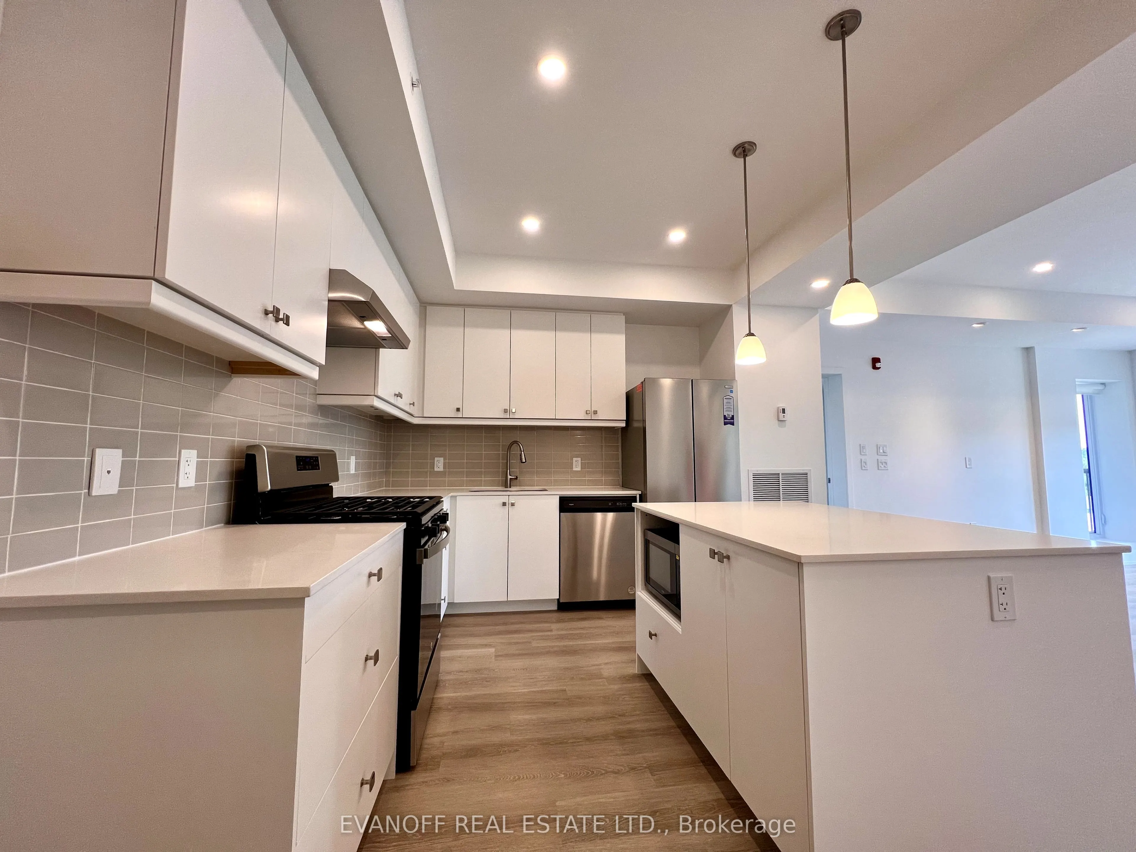 19B West Street N, #406