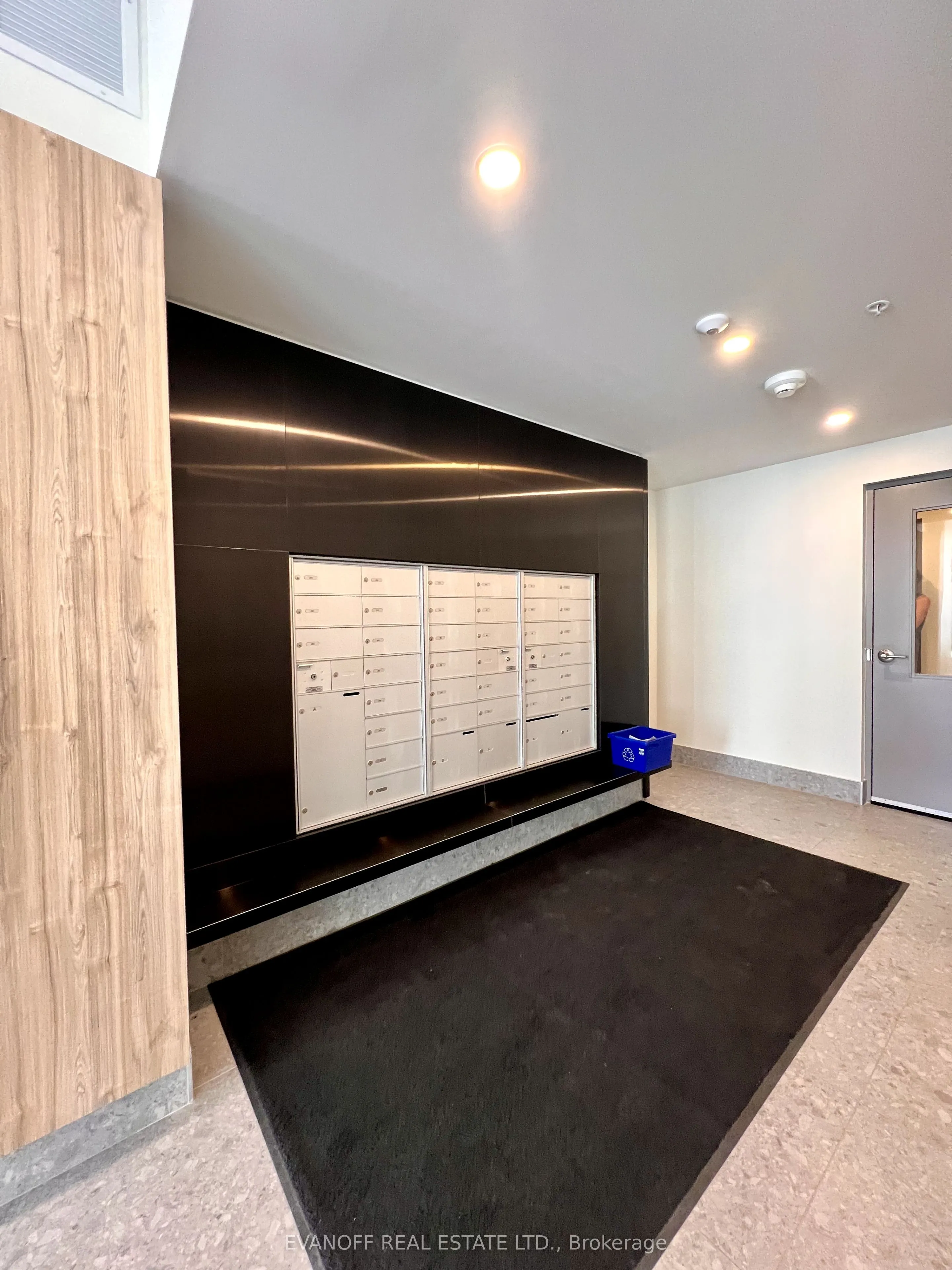 19B West Street N, #406