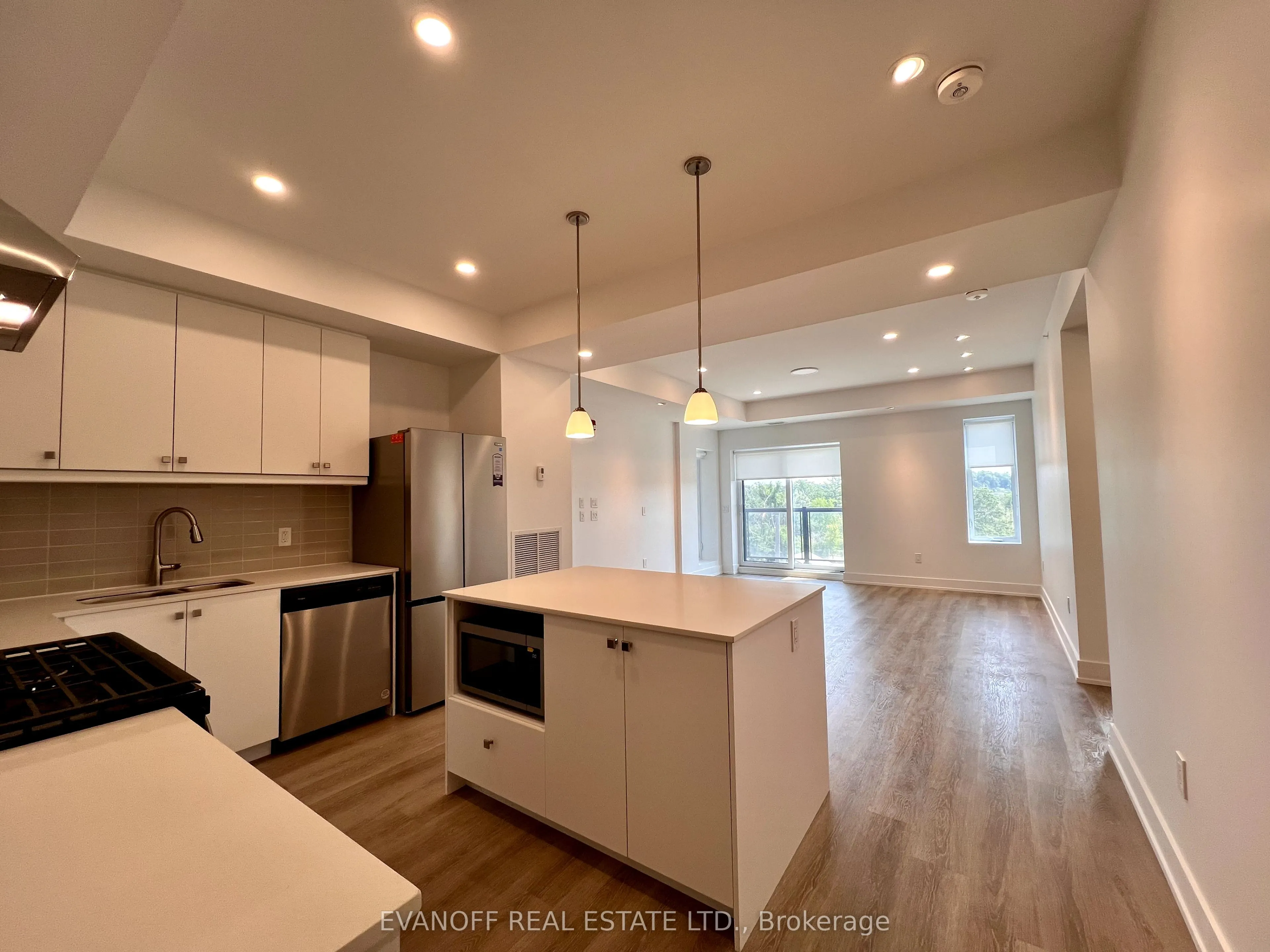 19B West Street N, #406