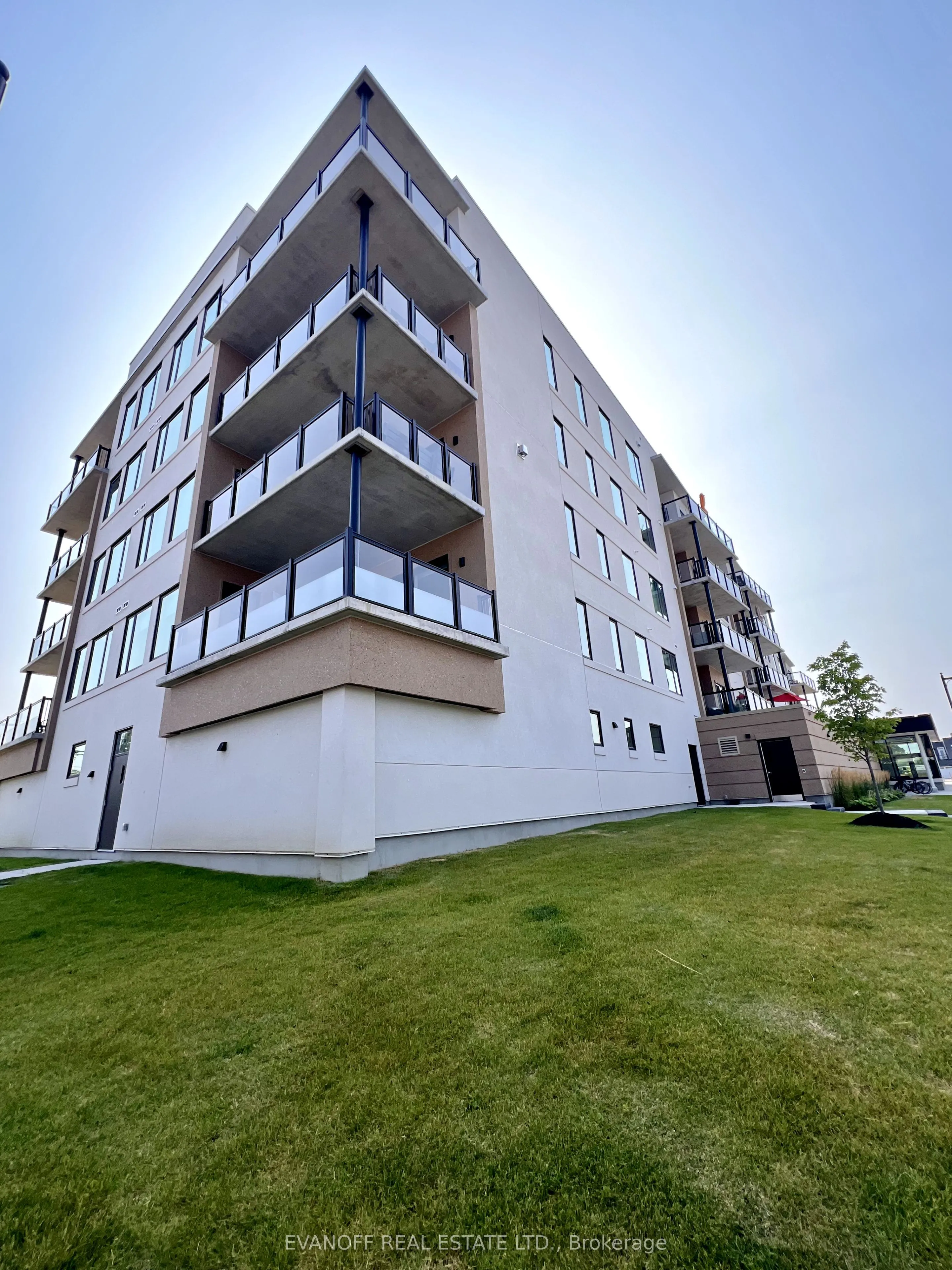 19B West Street N, #406