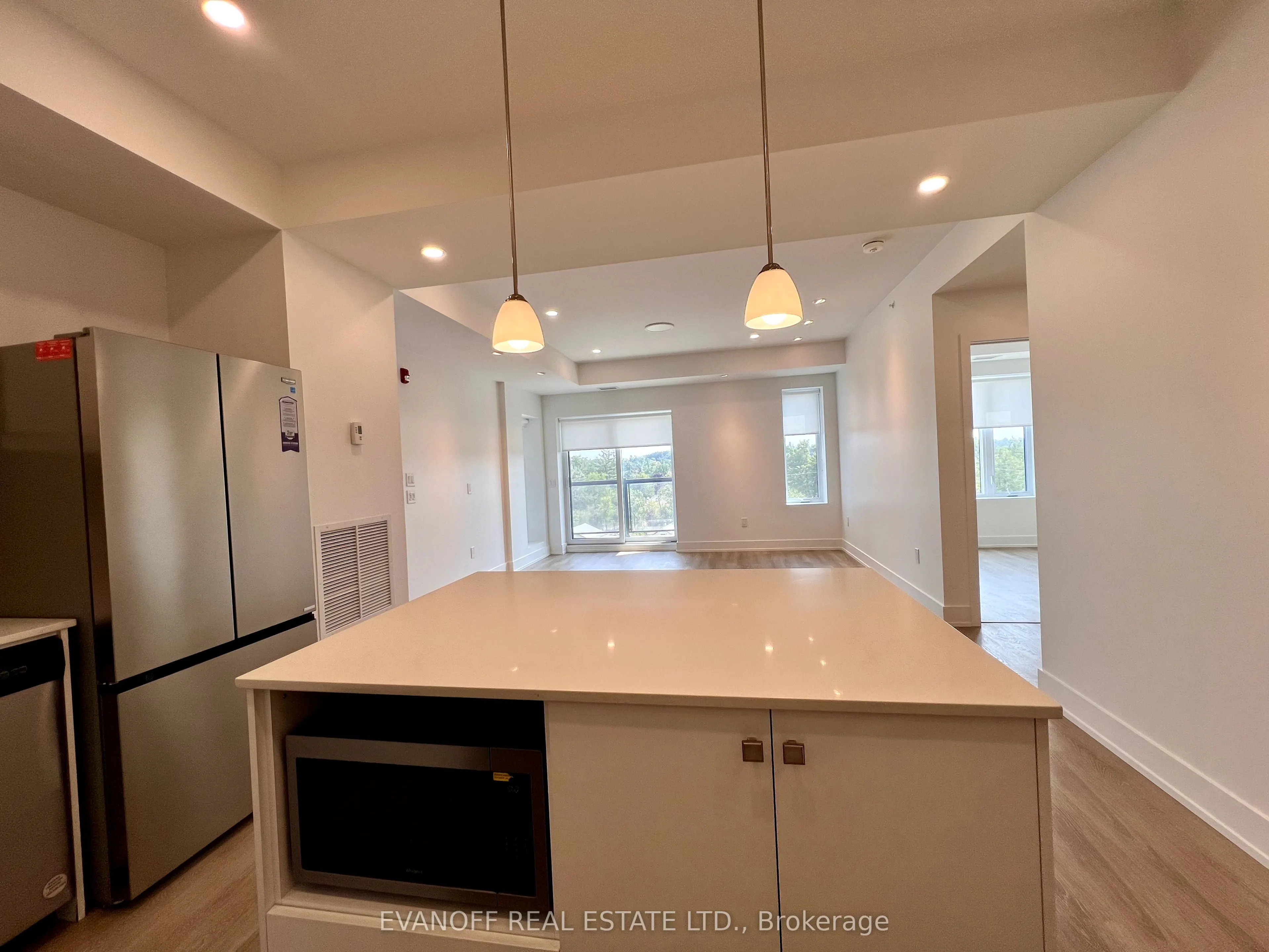 19B West Street N, #406