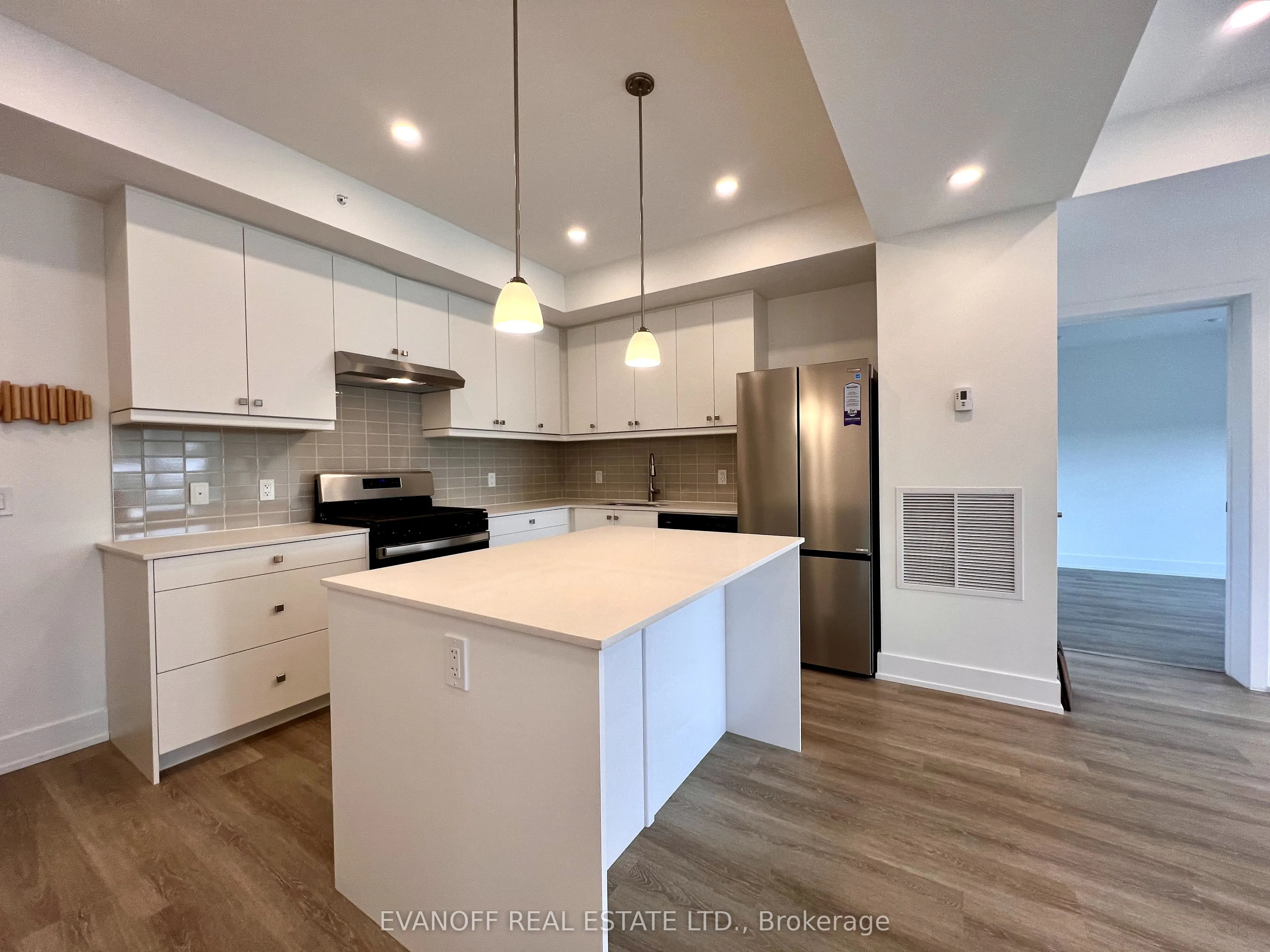 19B West Street N, #406