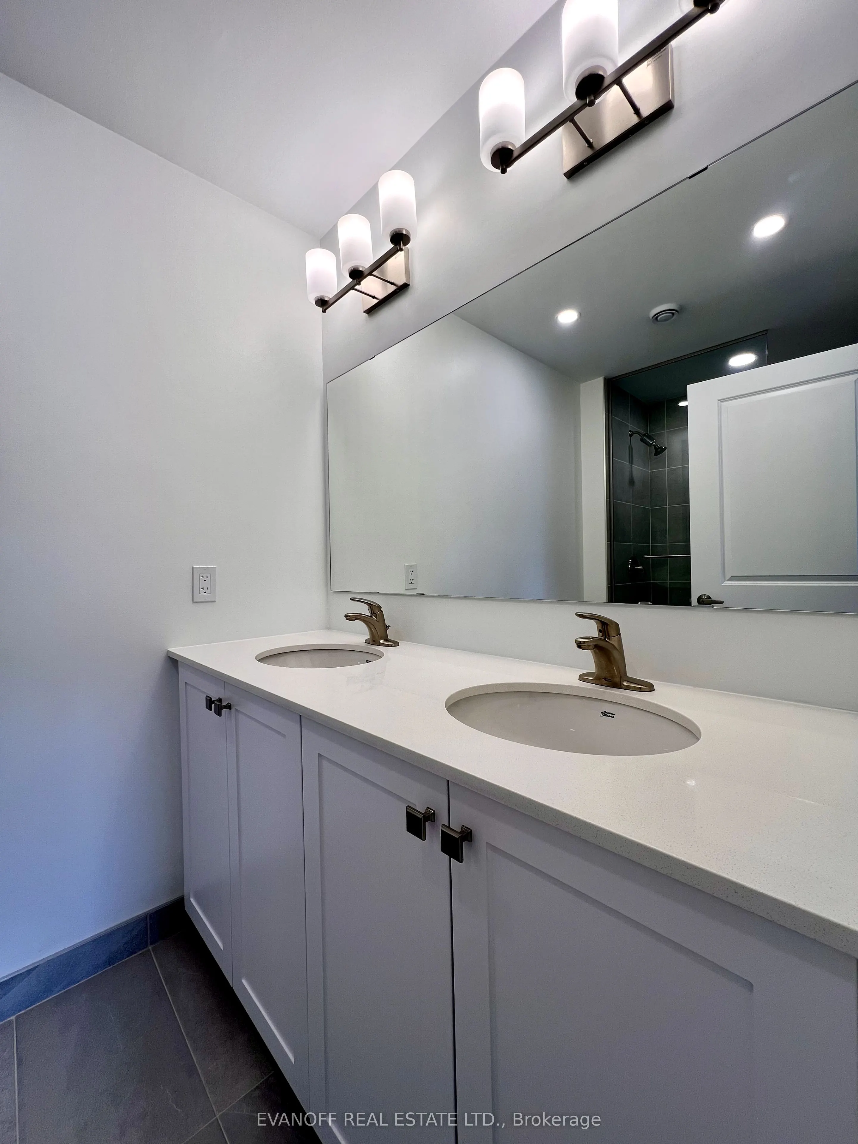 19B West Street N, #406