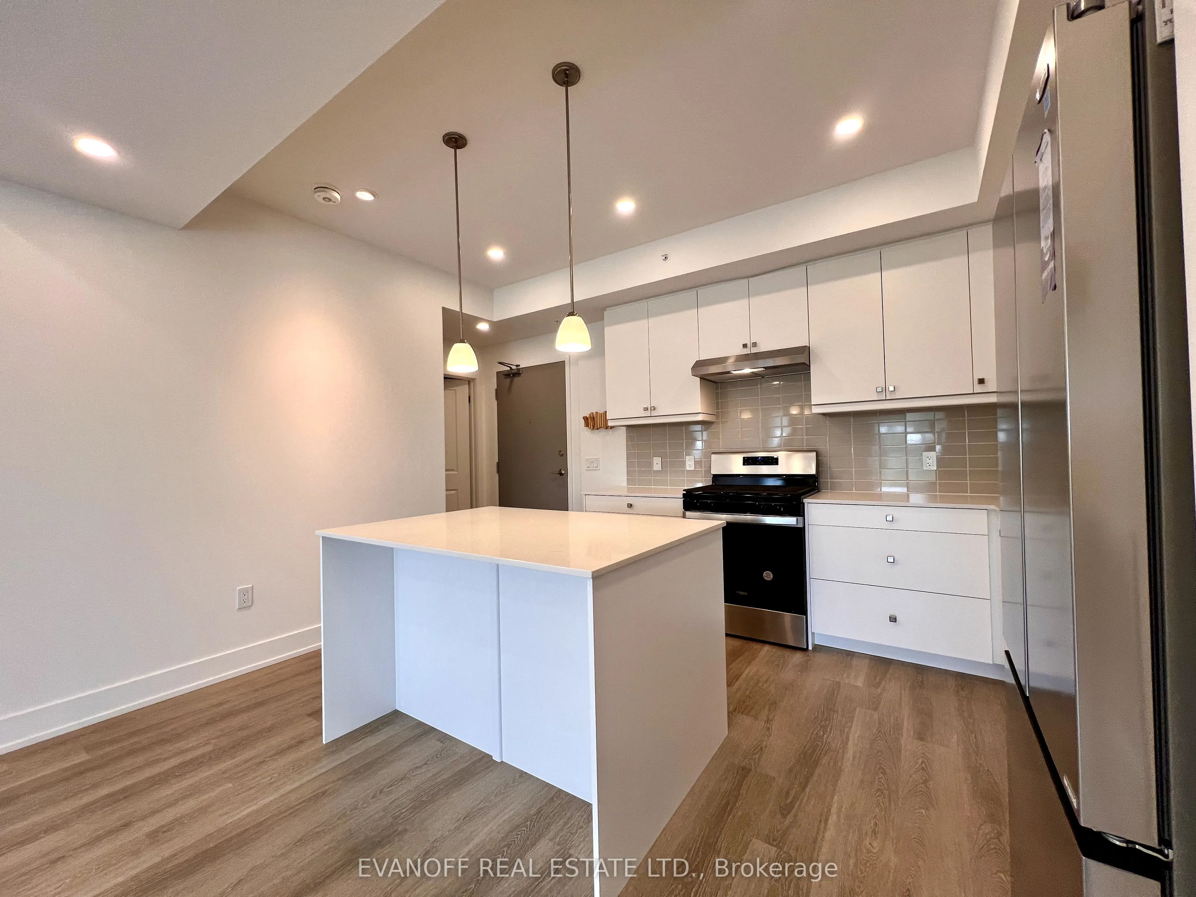 19B West Street N, #406