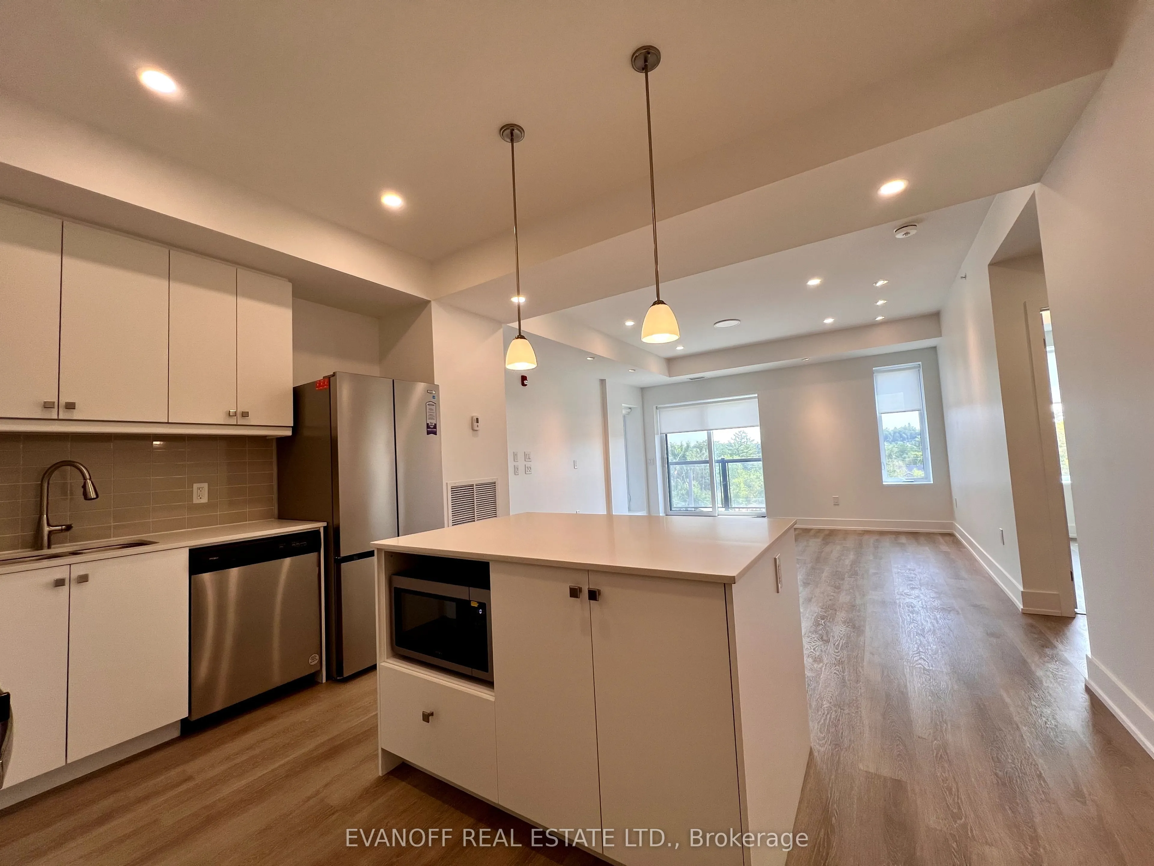 19B West Street N, #406