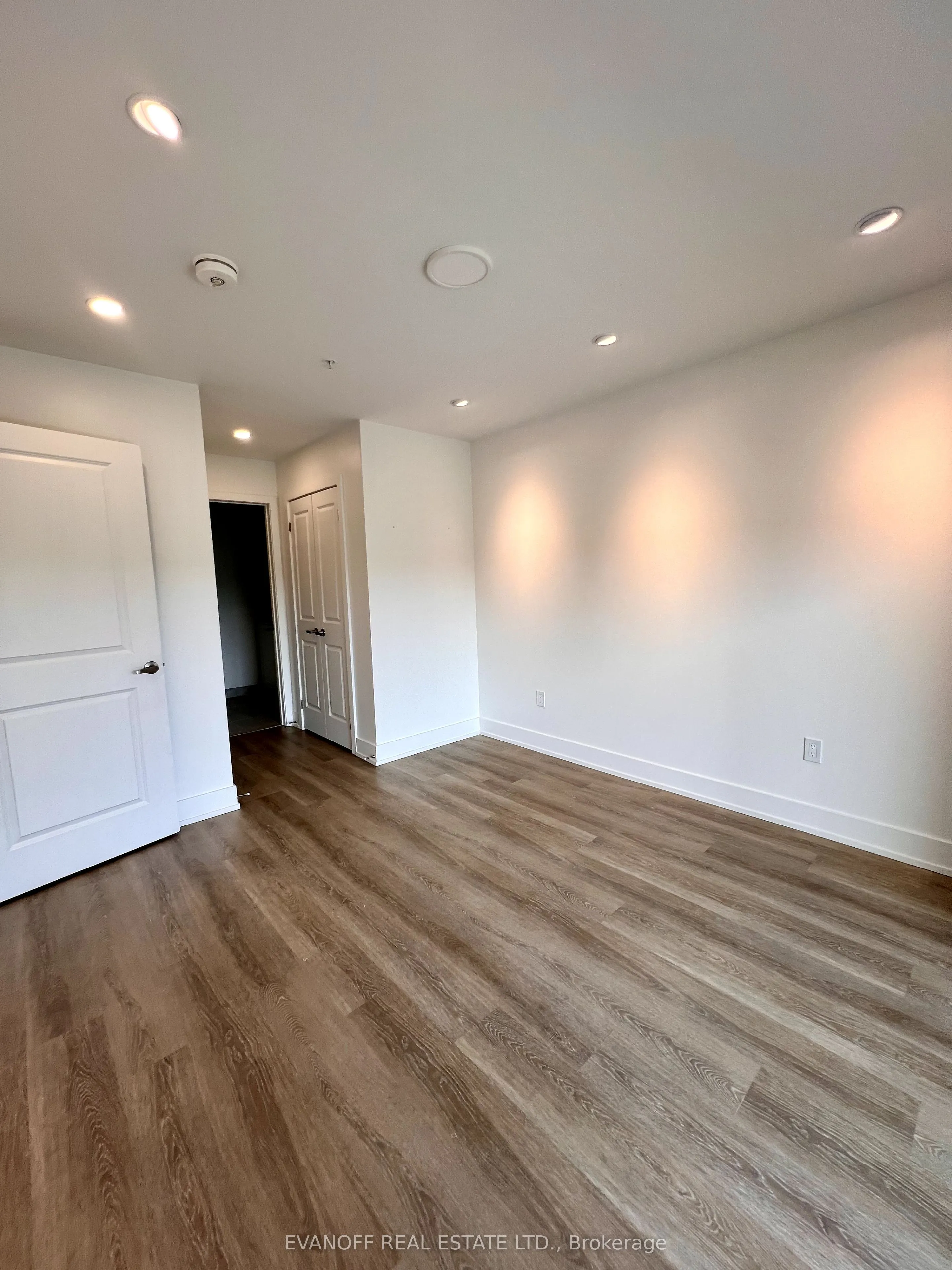19B West Street N, #406
