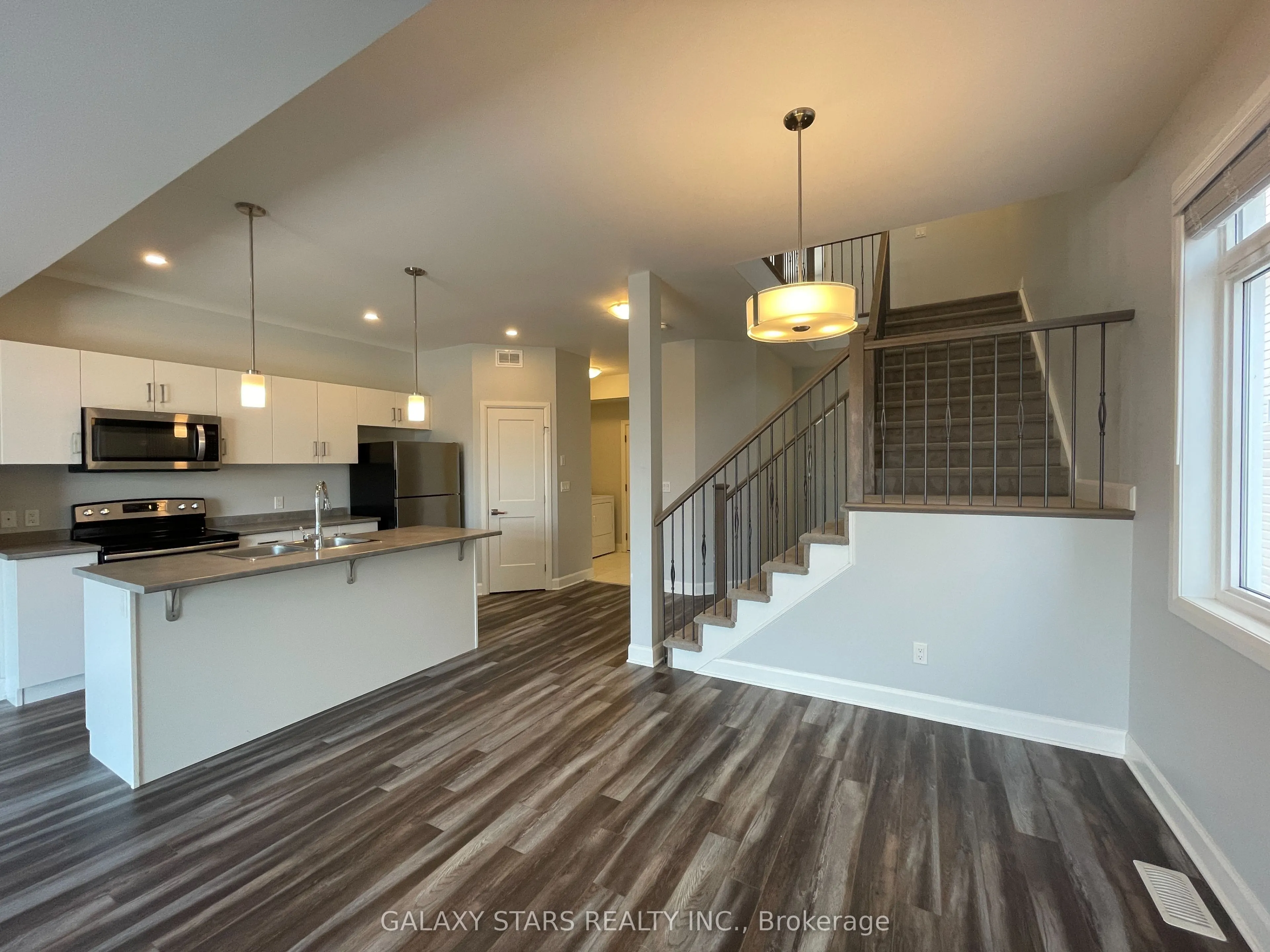 1231 Max Crescent