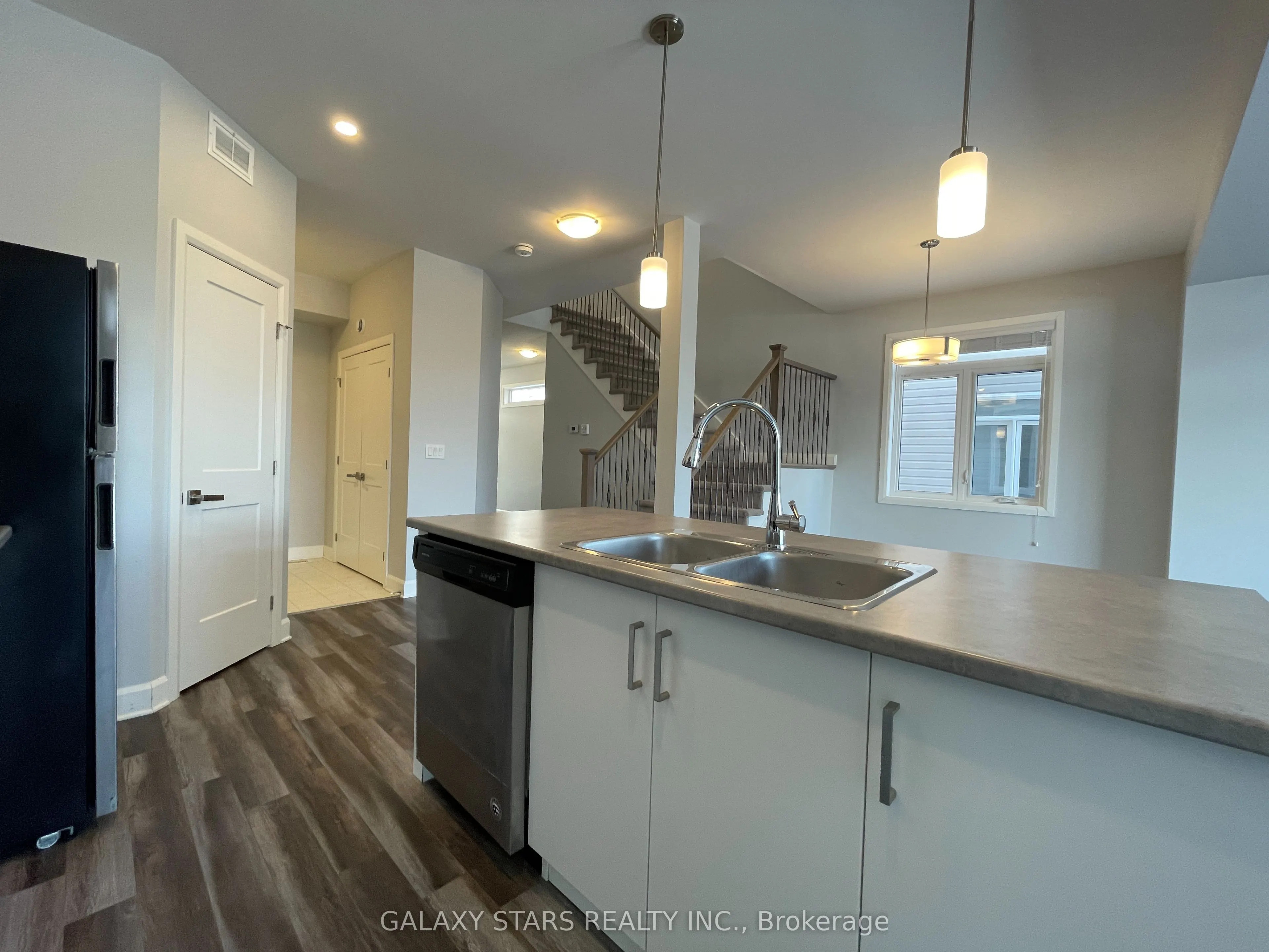 1231 Max Crescent