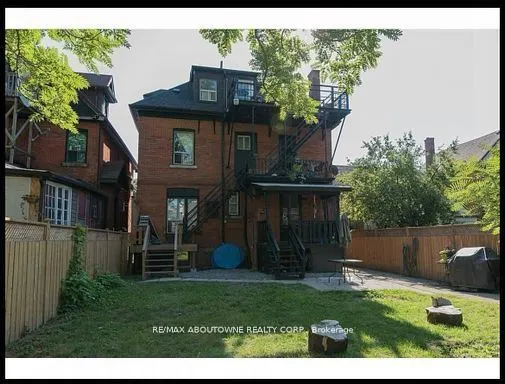 66 Wellington Street S