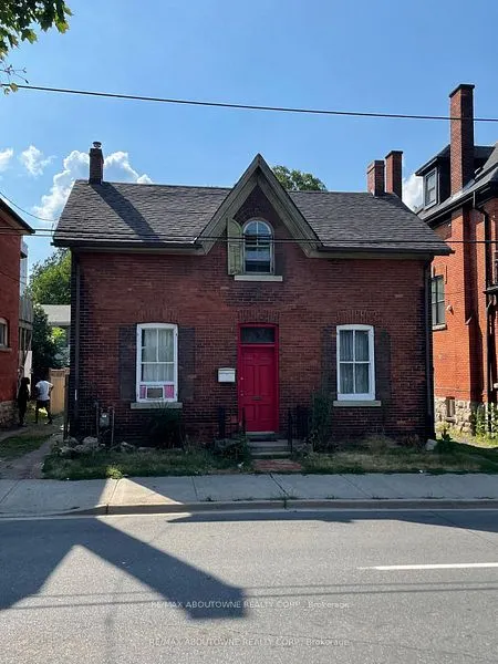 70 Wellington Street S