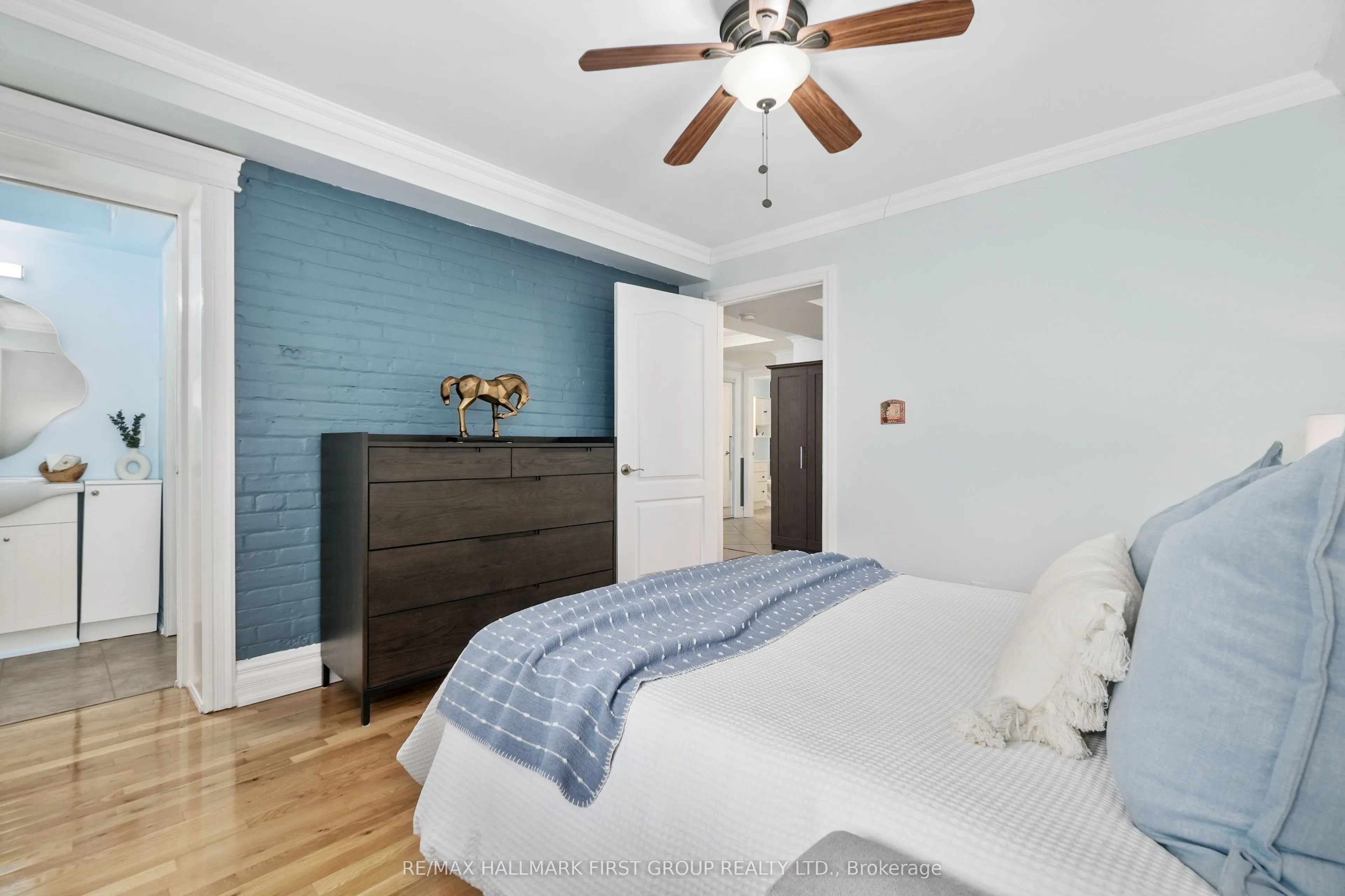 323 George Street, #104
