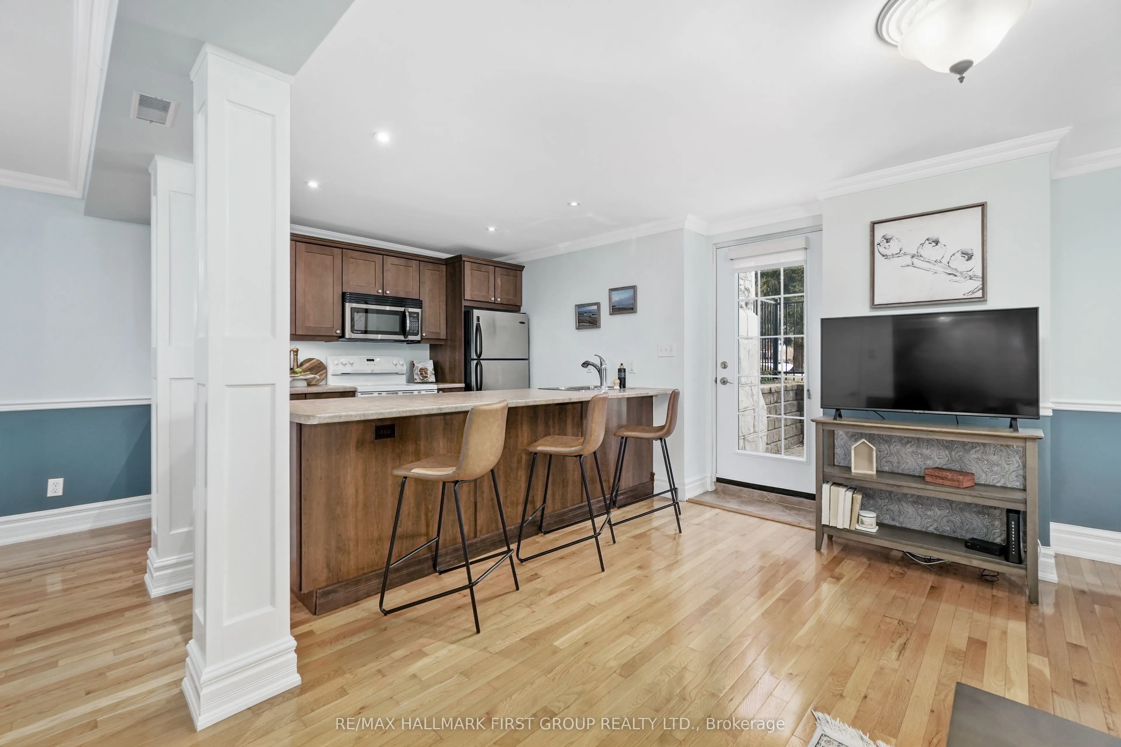 323 George Street, #104
