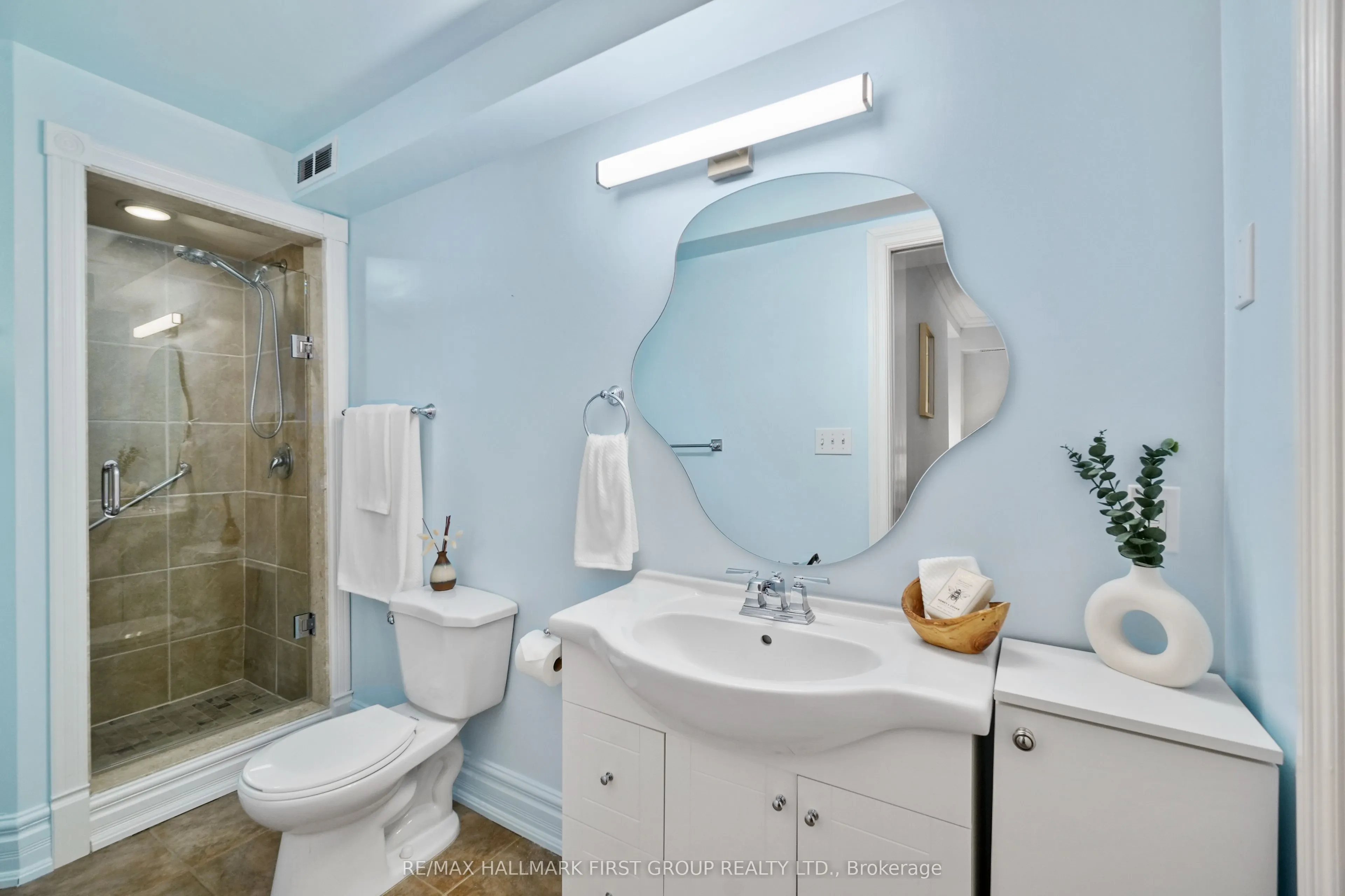 323 George Street, #104