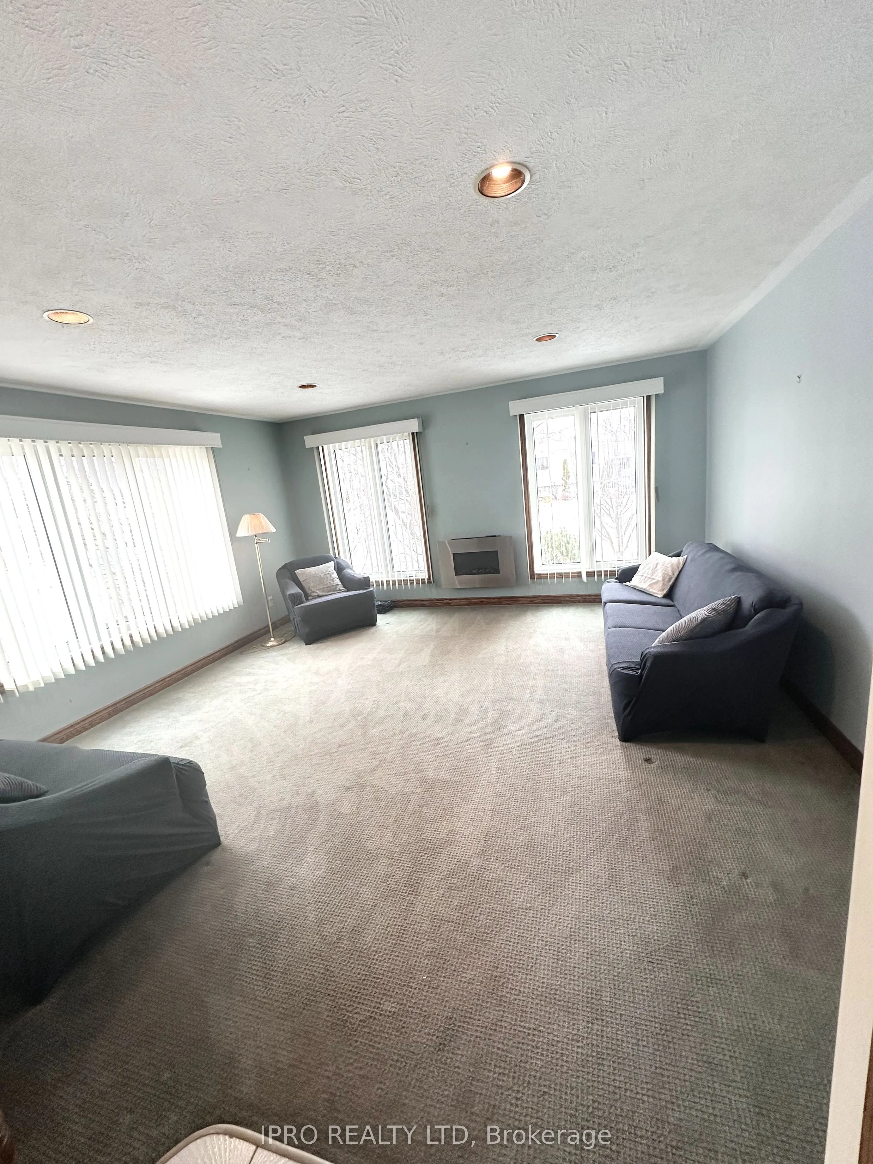 86 Glendale Drive E