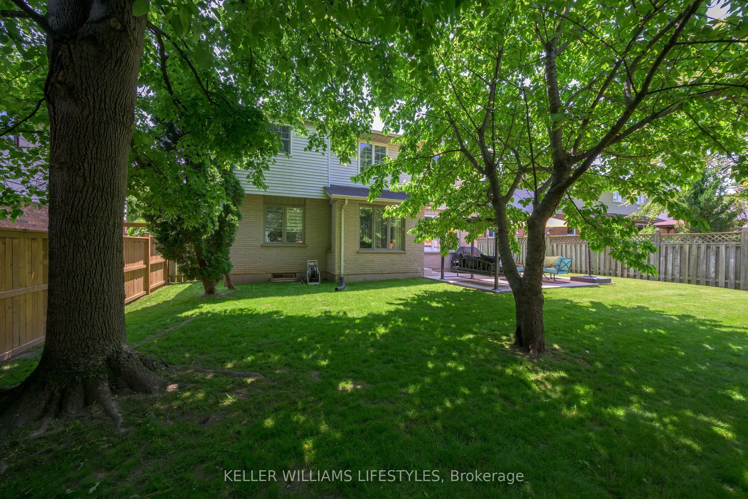 18 Thunderbird Crescent