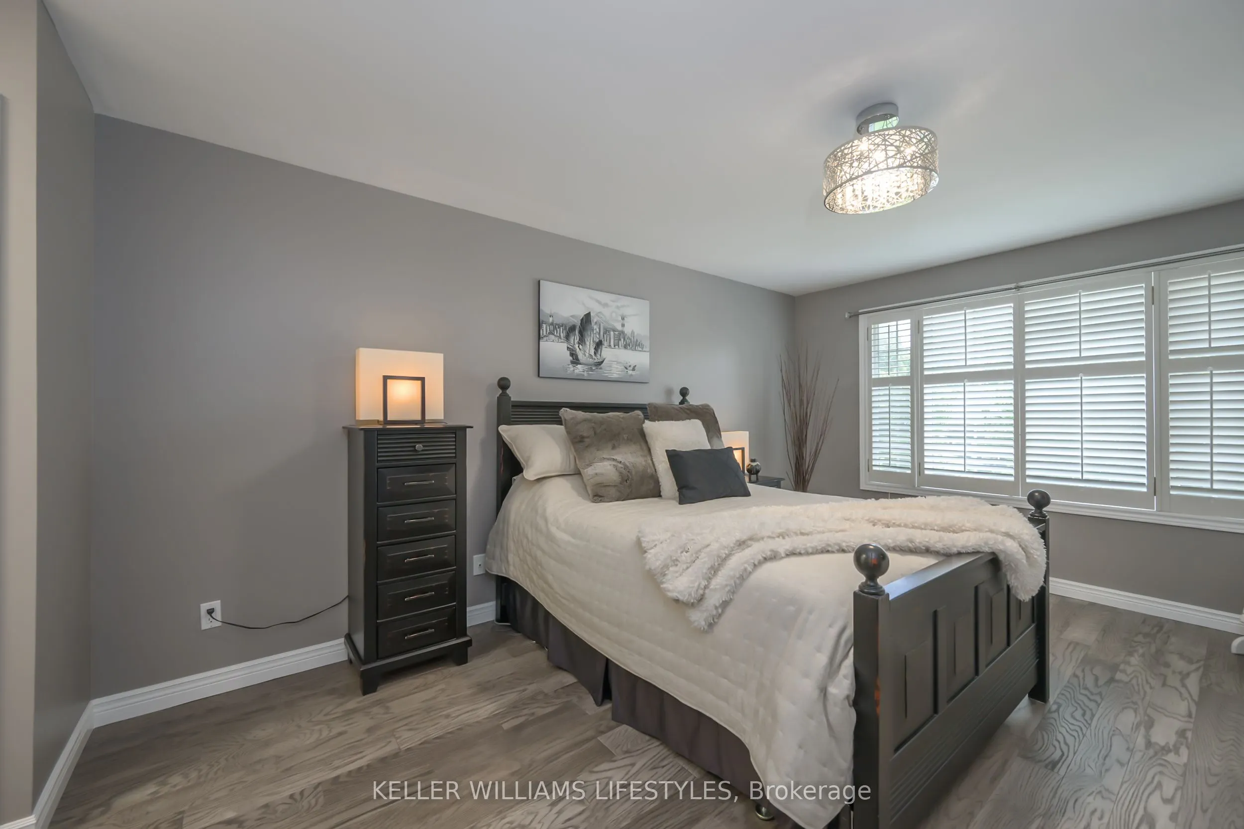 18 Thunderbird Crescent