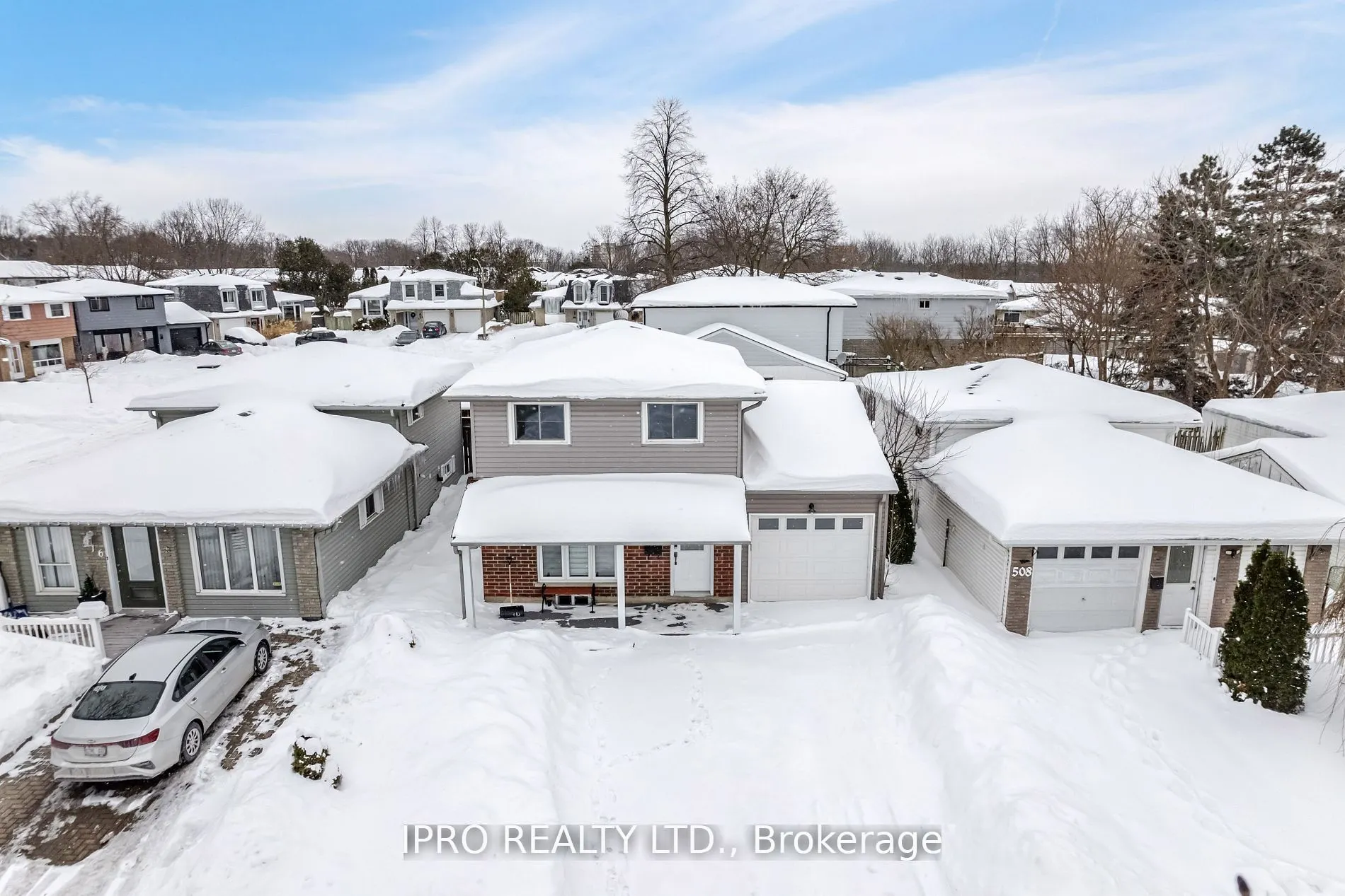 512 Pinetree Crescent