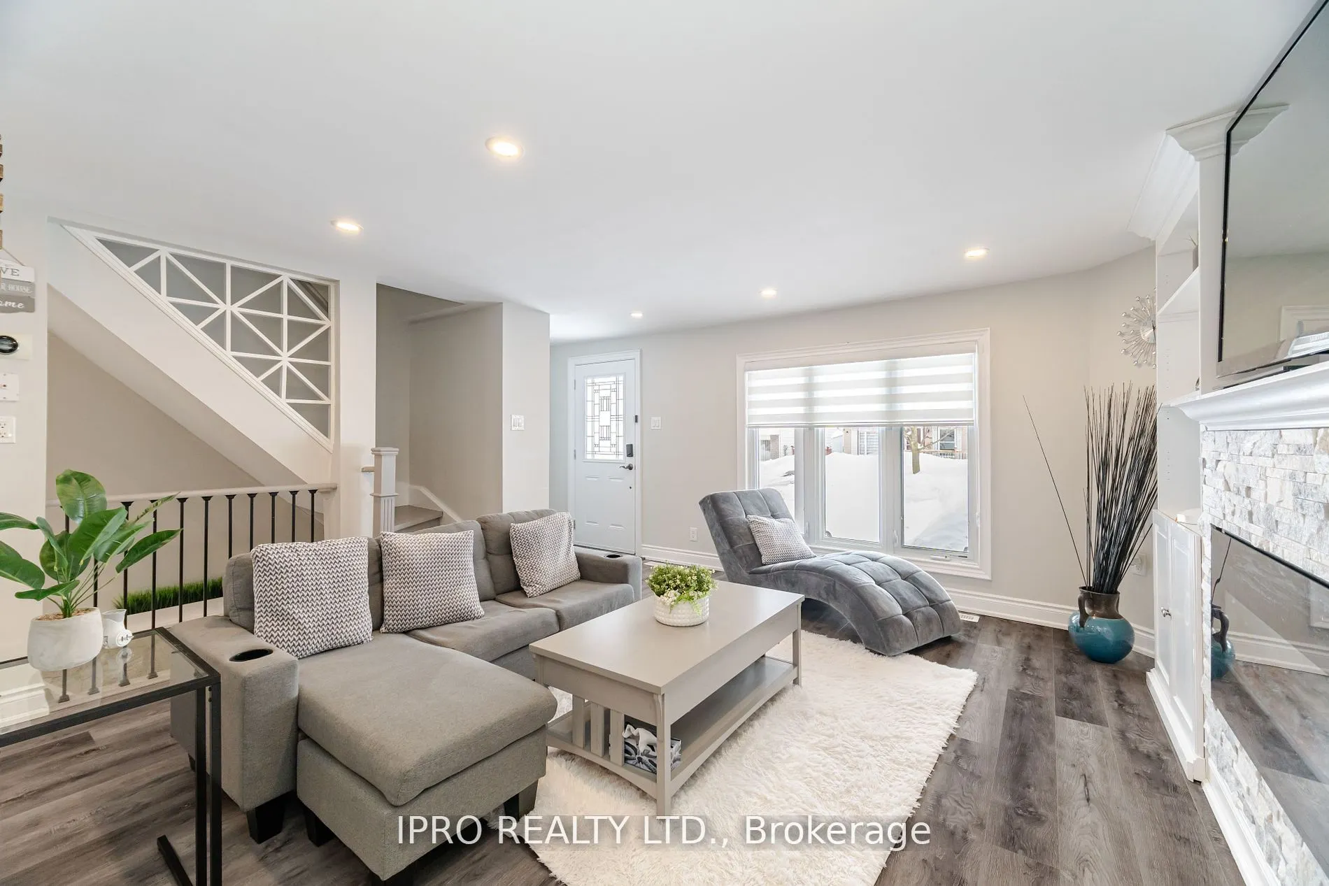 512 Pinetree Crescent