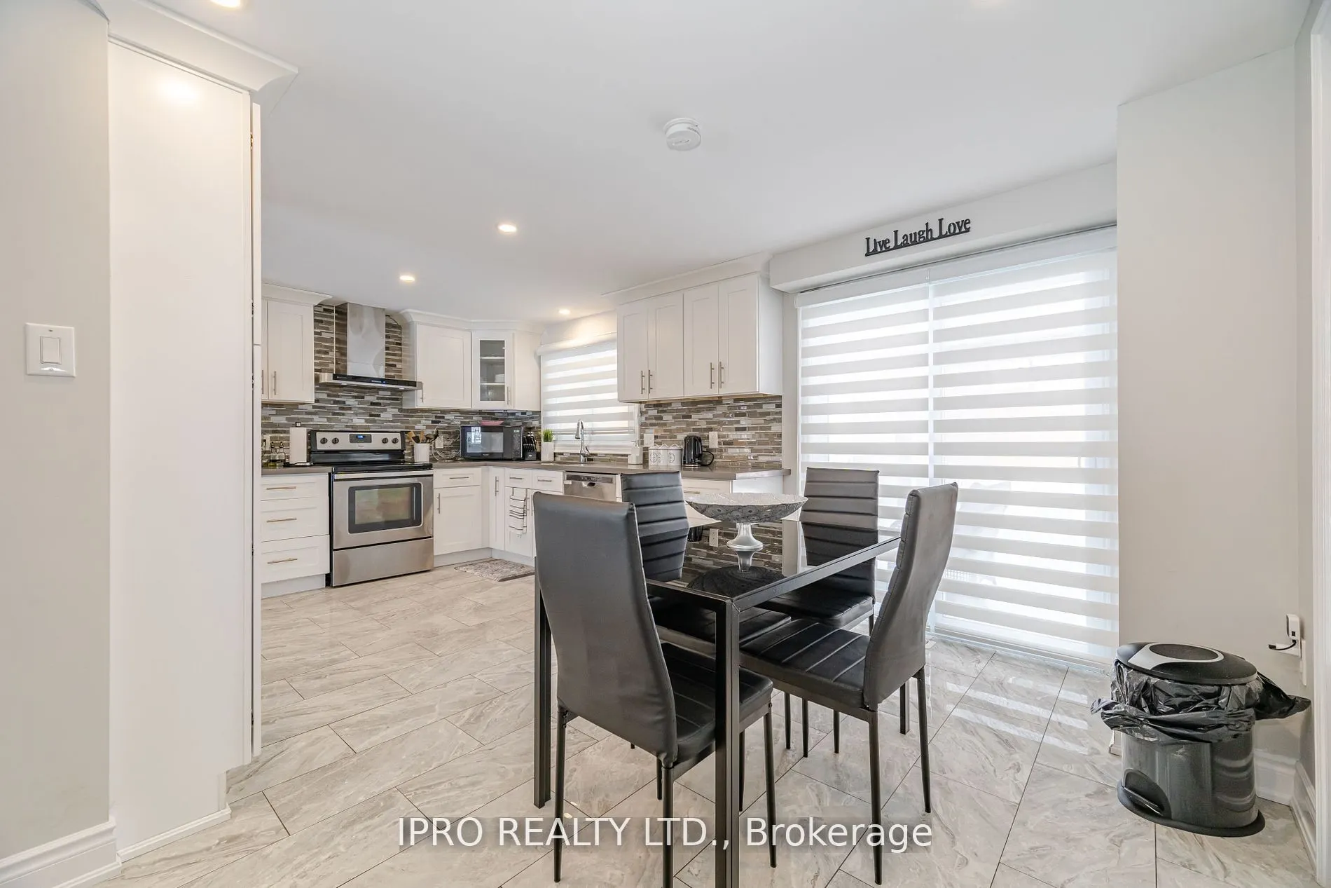 512 Pinetree Crescent