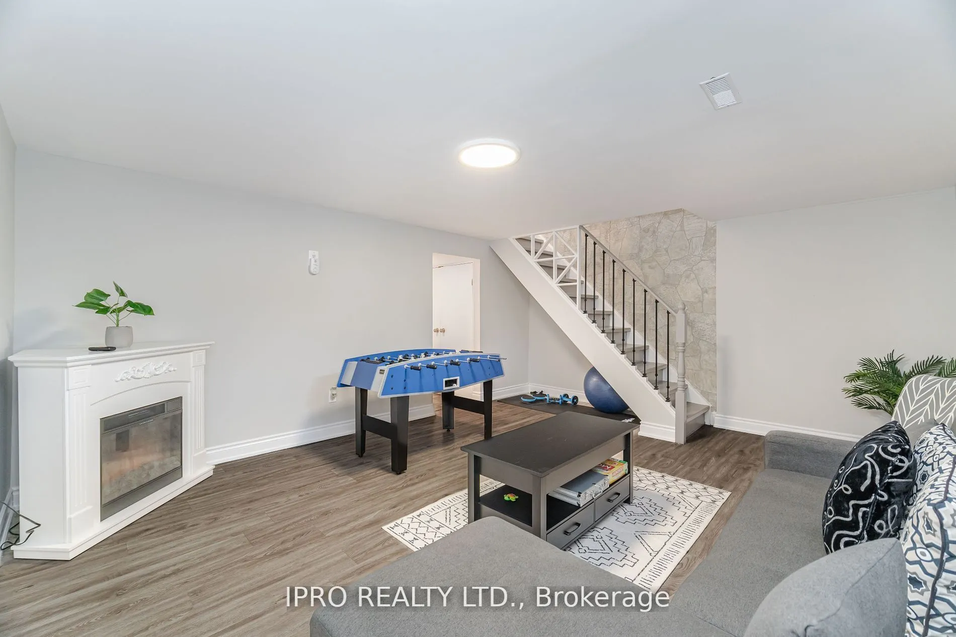 512 Pinetree Crescent