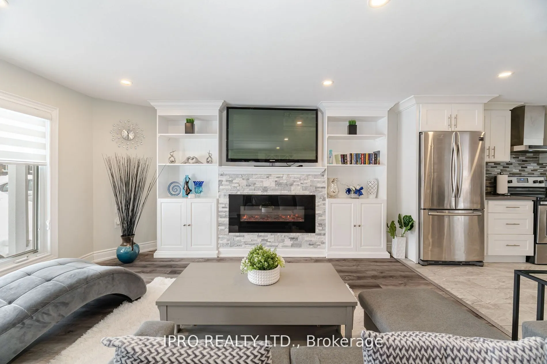 512 Pinetree Crescent