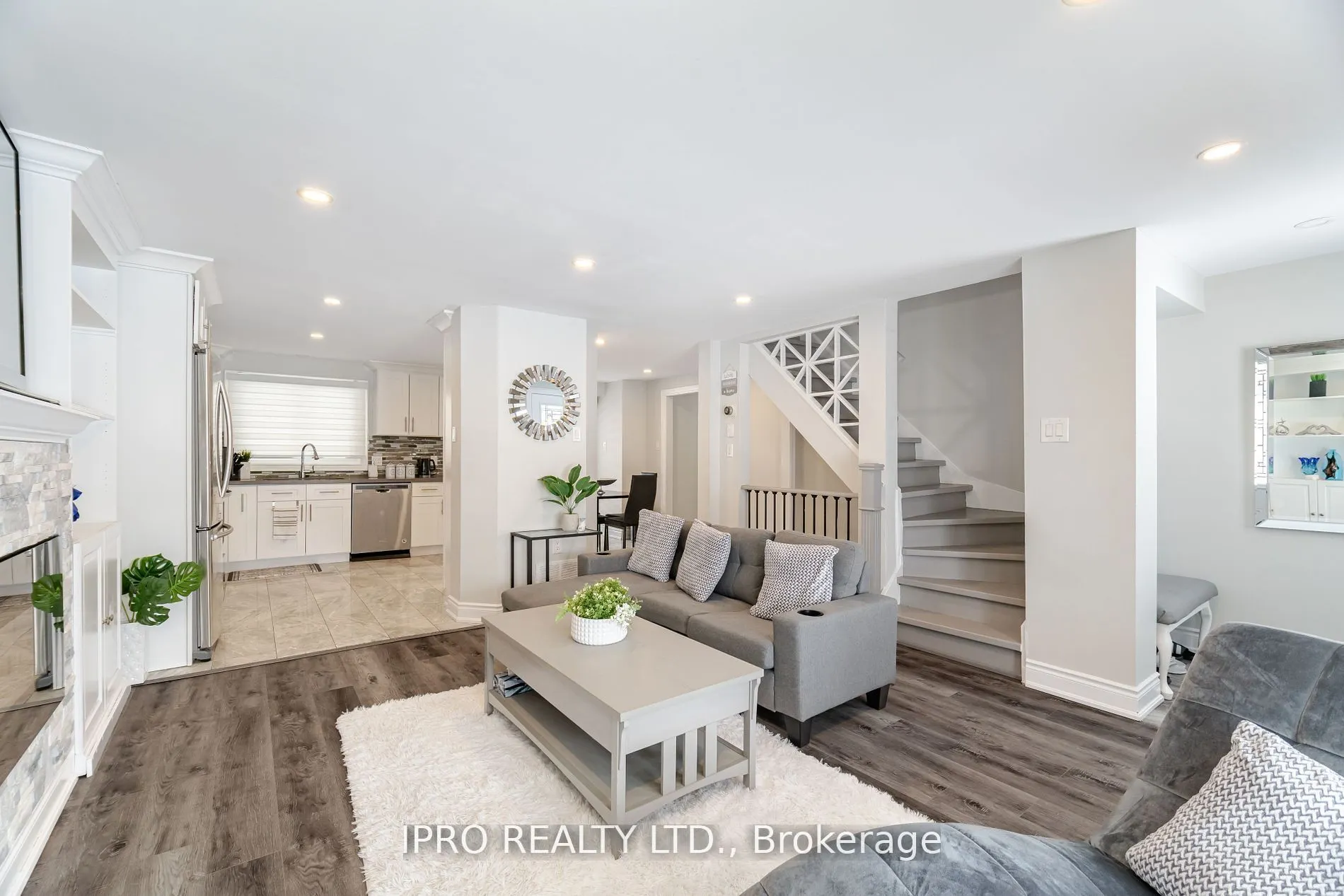 512 Pinetree Crescent