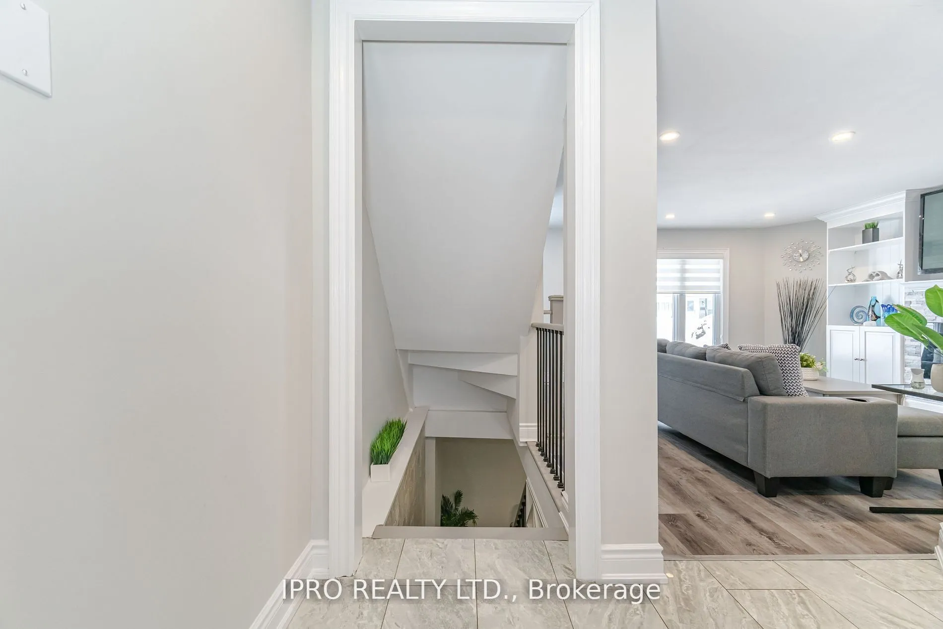 512 Pinetree Crescent