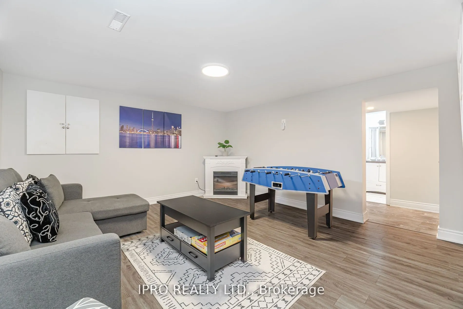 512 Pinetree Crescent