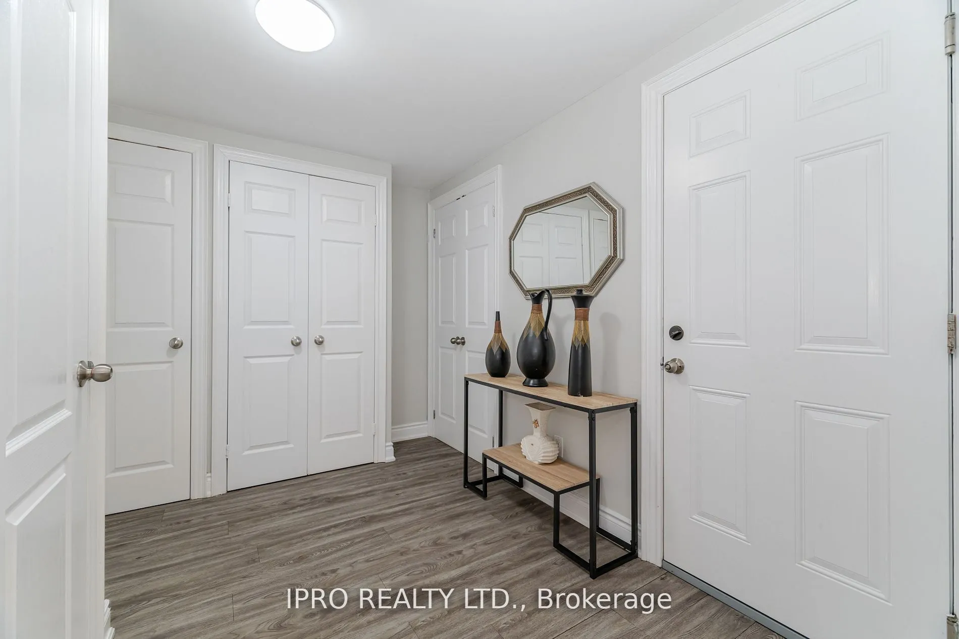 512 Pinetree Crescent