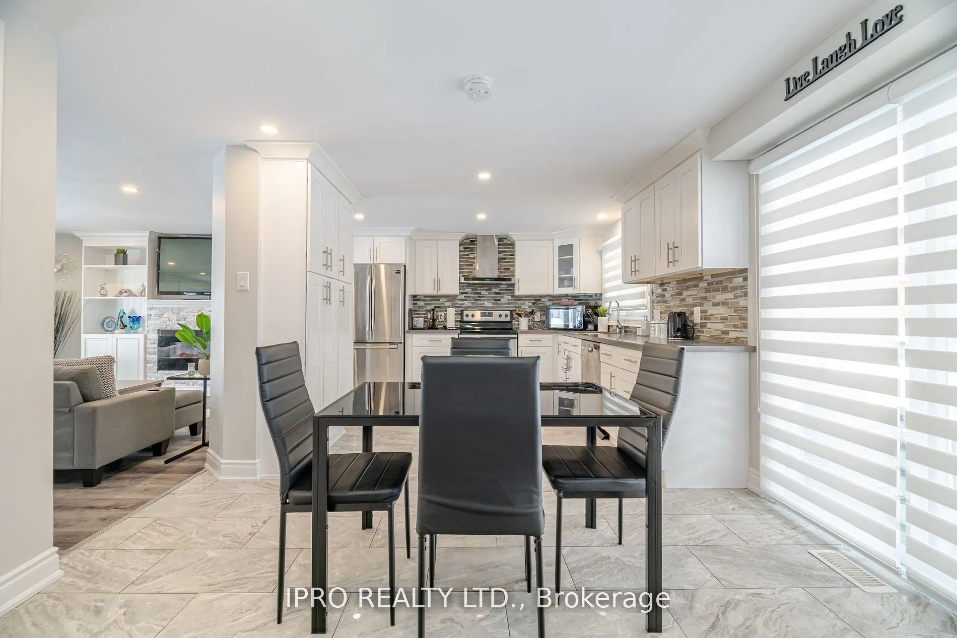 512 Pinetree Crescent
