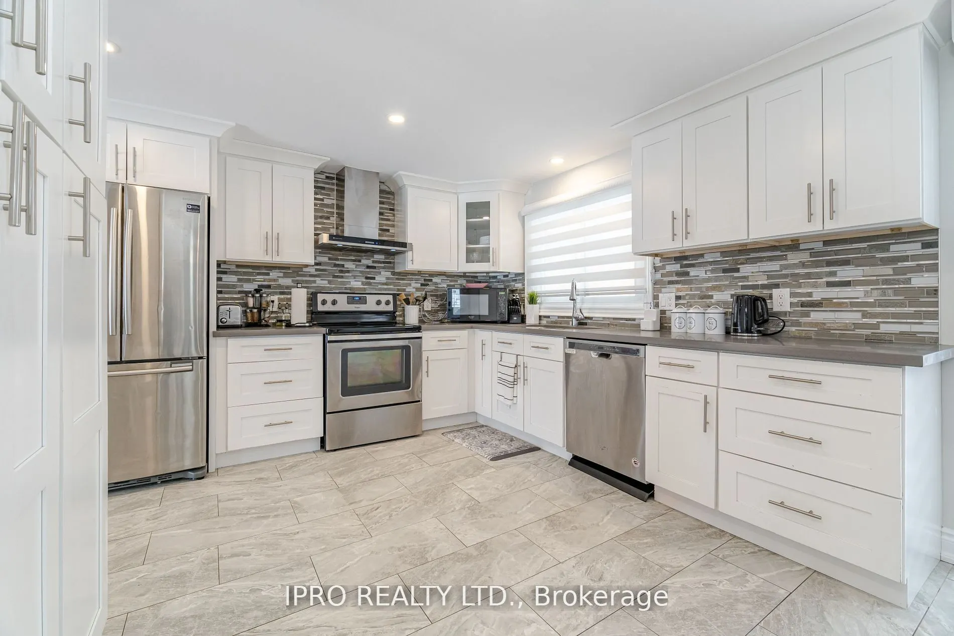512 Pinetree Crescent