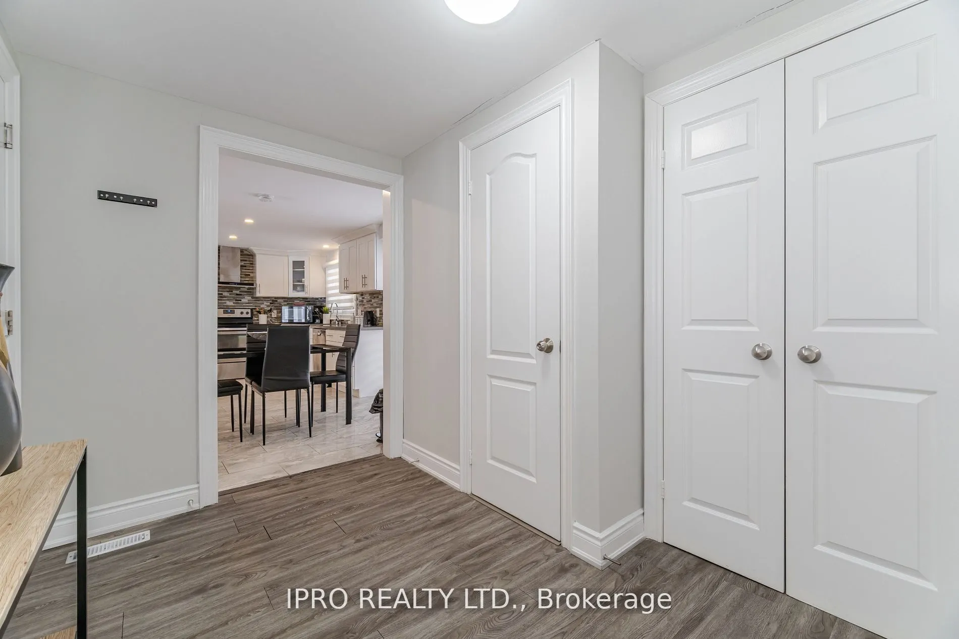 512 Pinetree Crescent