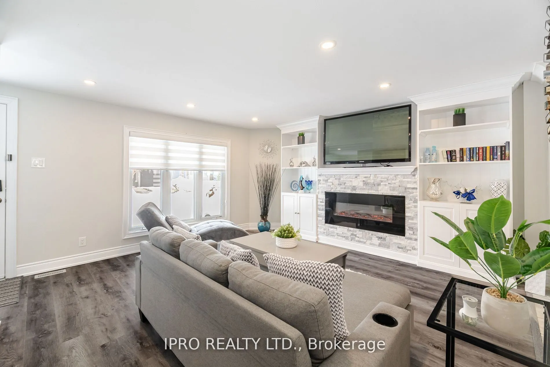512 Pinetree Crescent