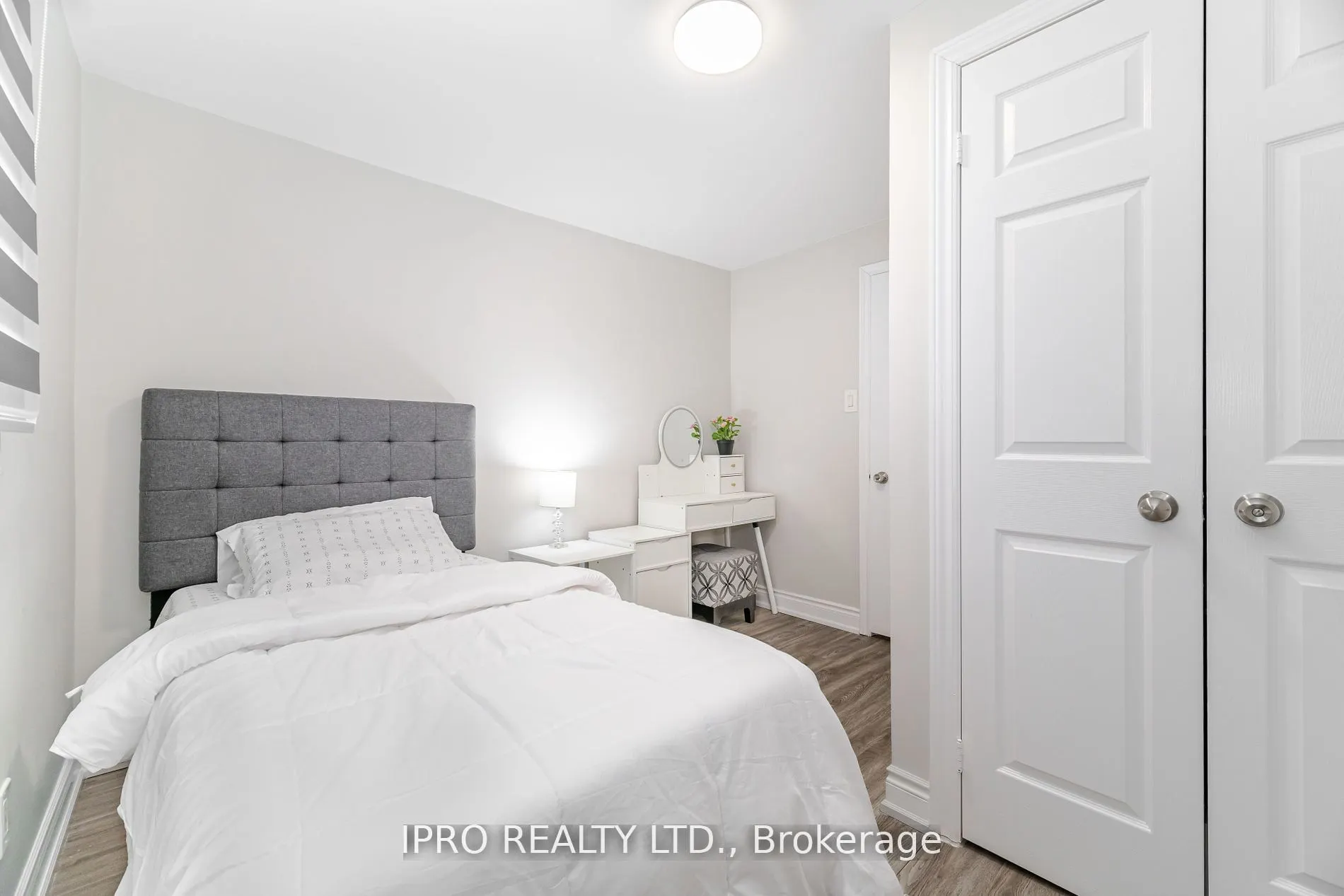 512 Pinetree Crescent