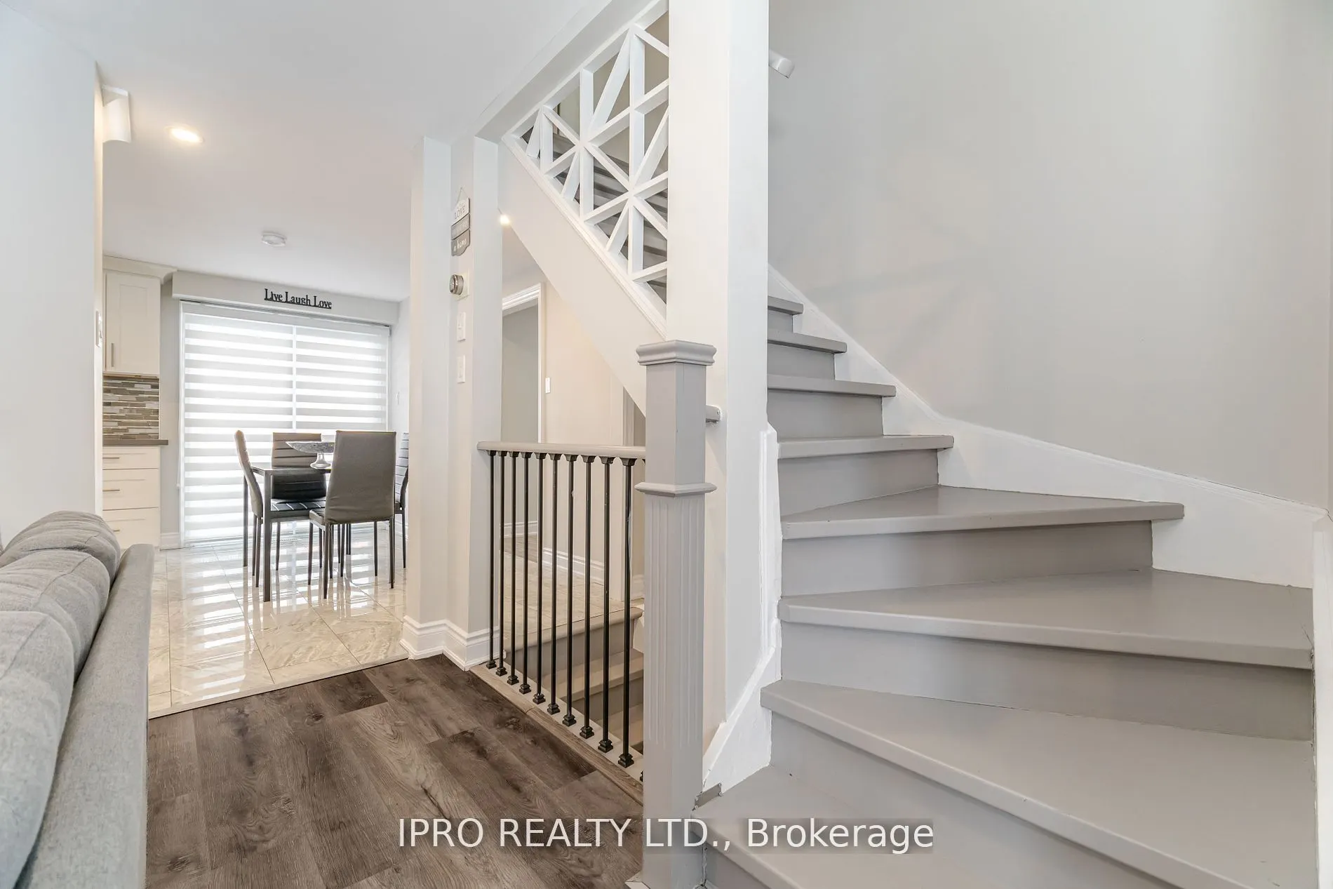 512 Pinetree Crescent