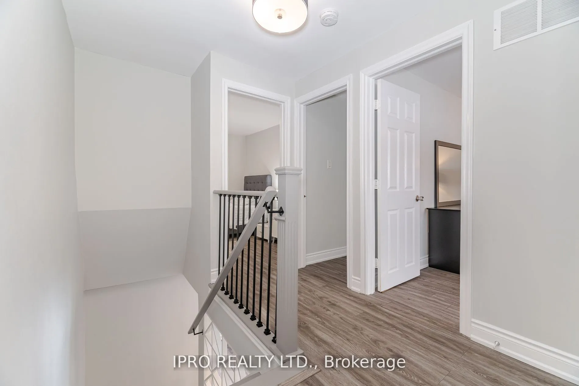 512 Pinetree Crescent