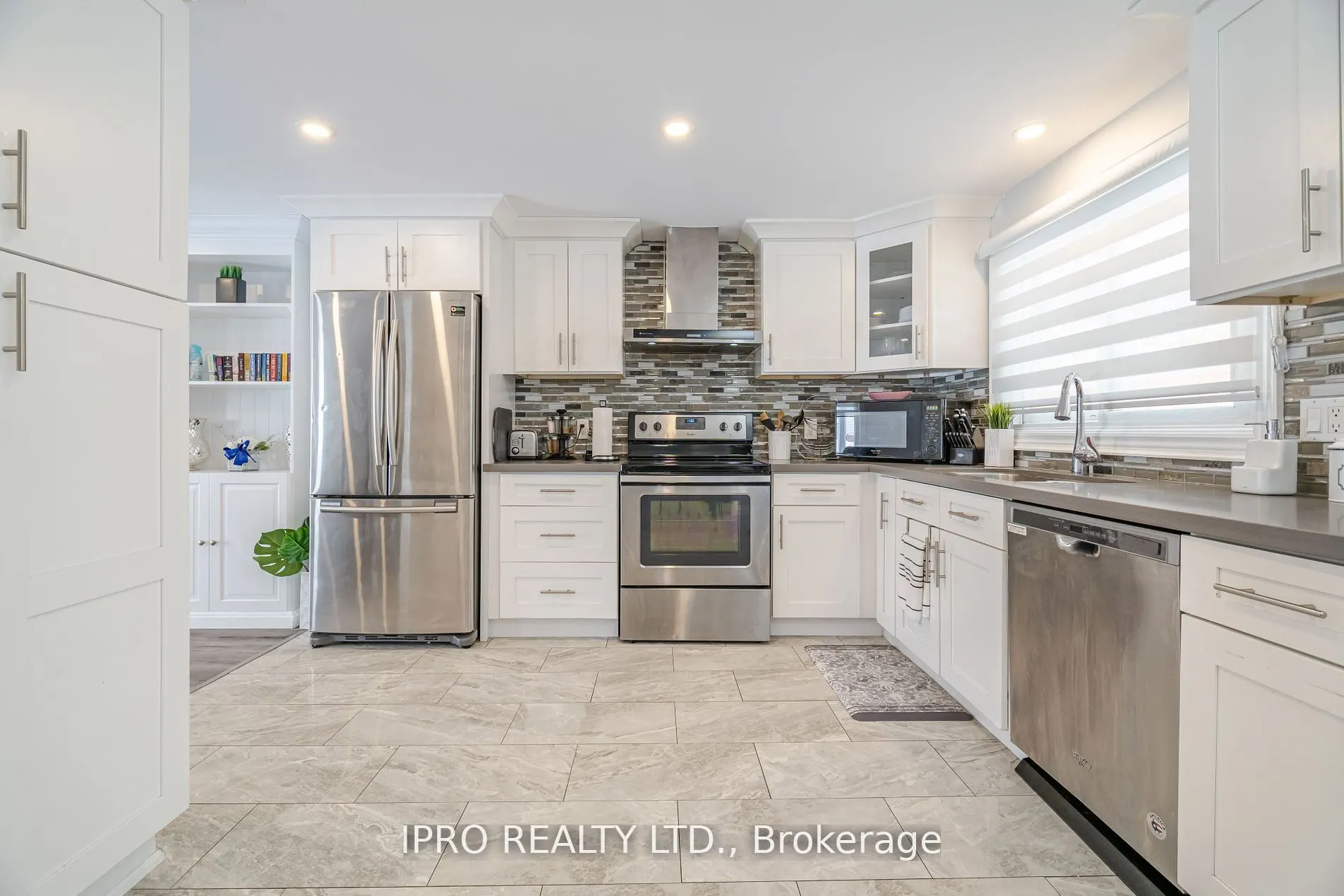 512 Pinetree Crescent
