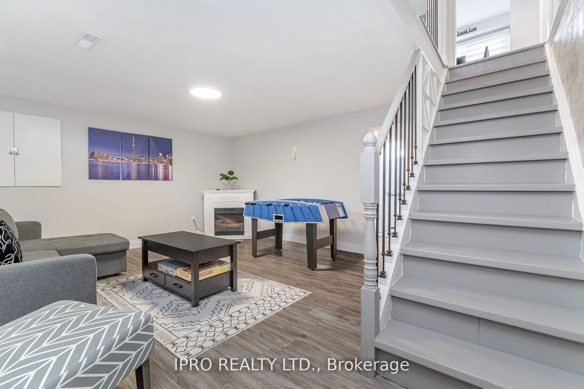 512 Pinetree Crescent
