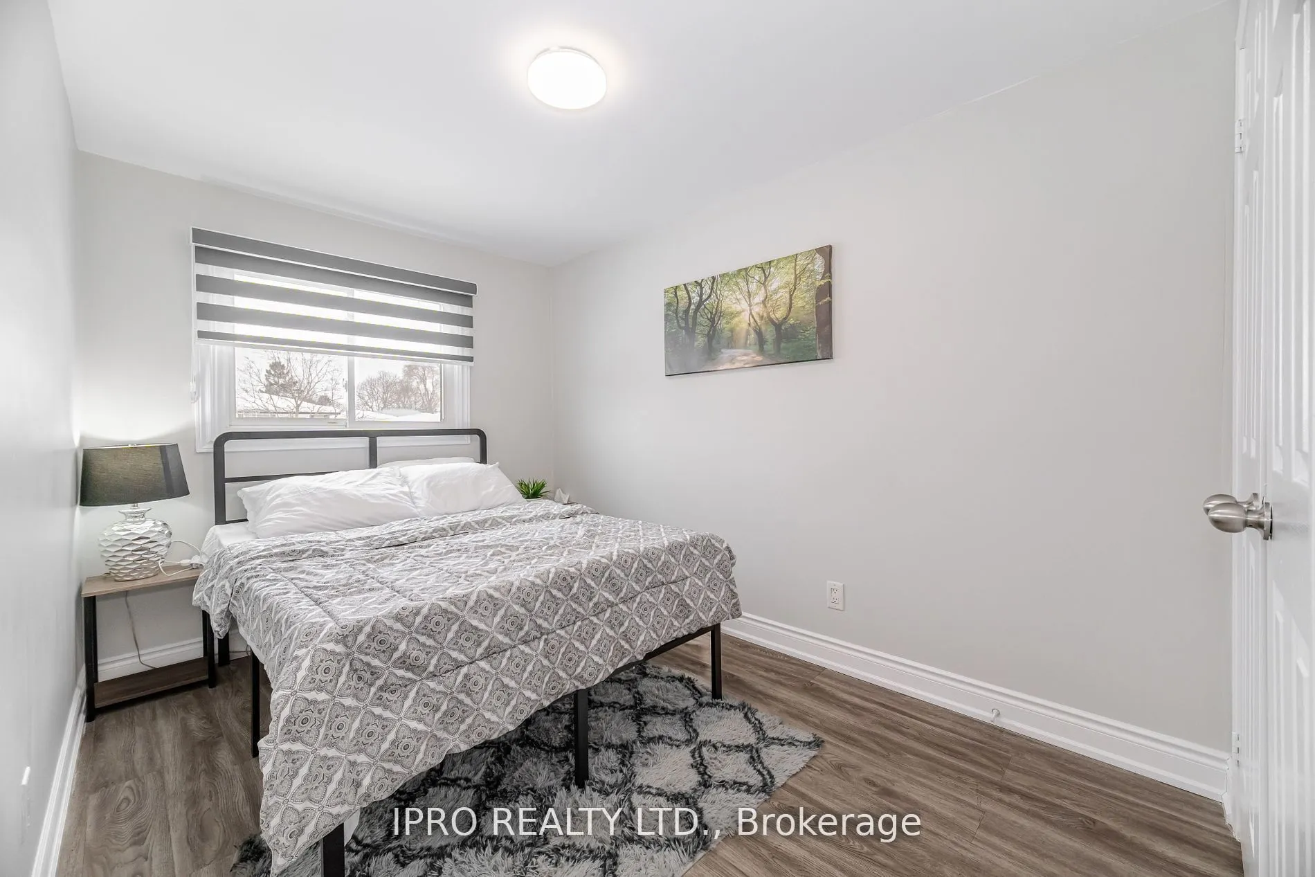 512 Pinetree Crescent