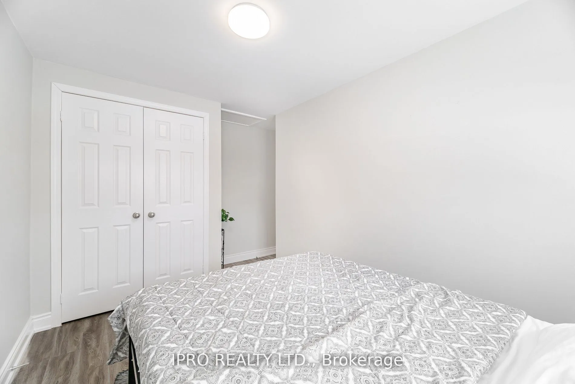 512 Pinetree Crescent