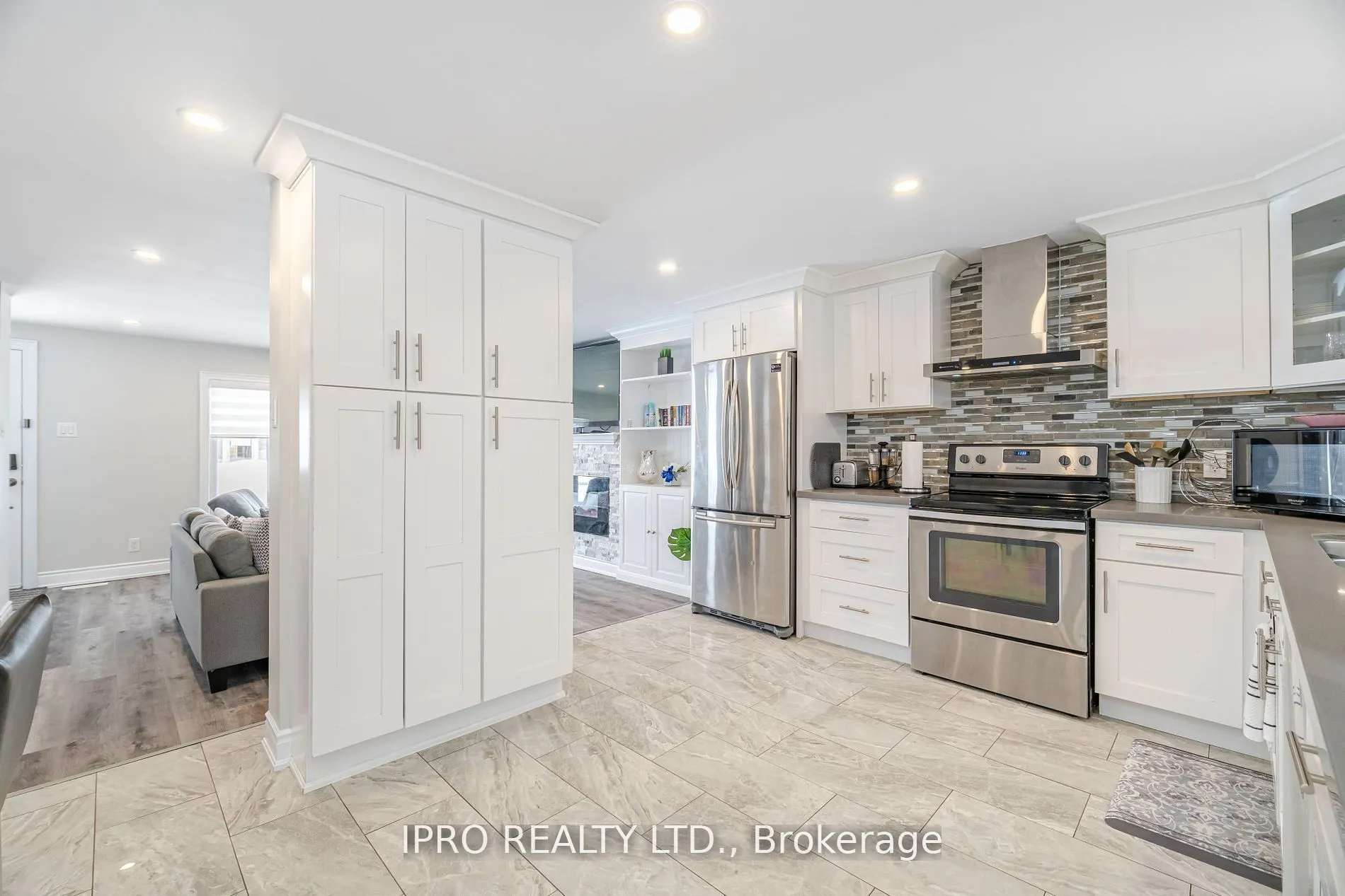 512 Pinetree Crescent