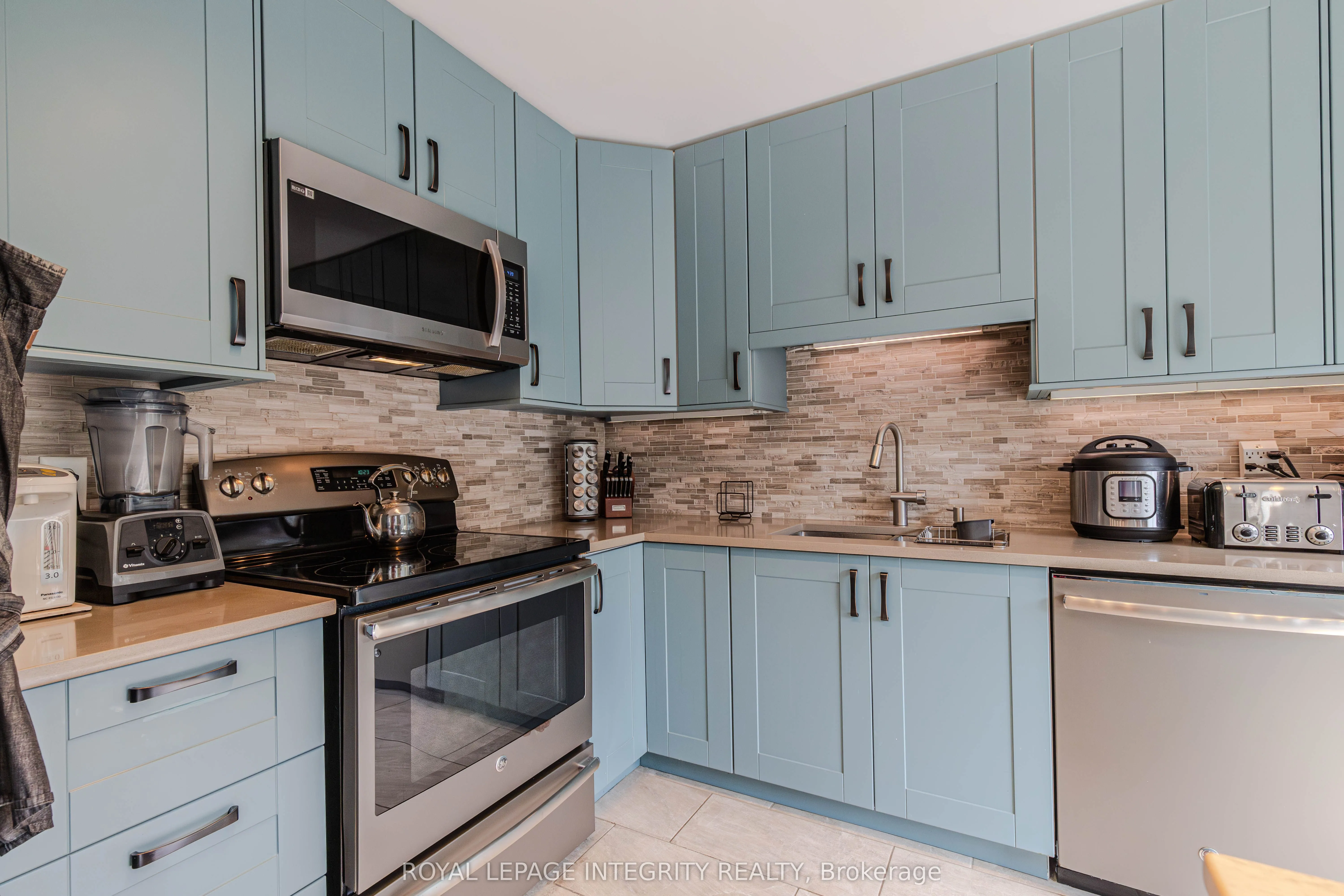 2123 Esprit Drive